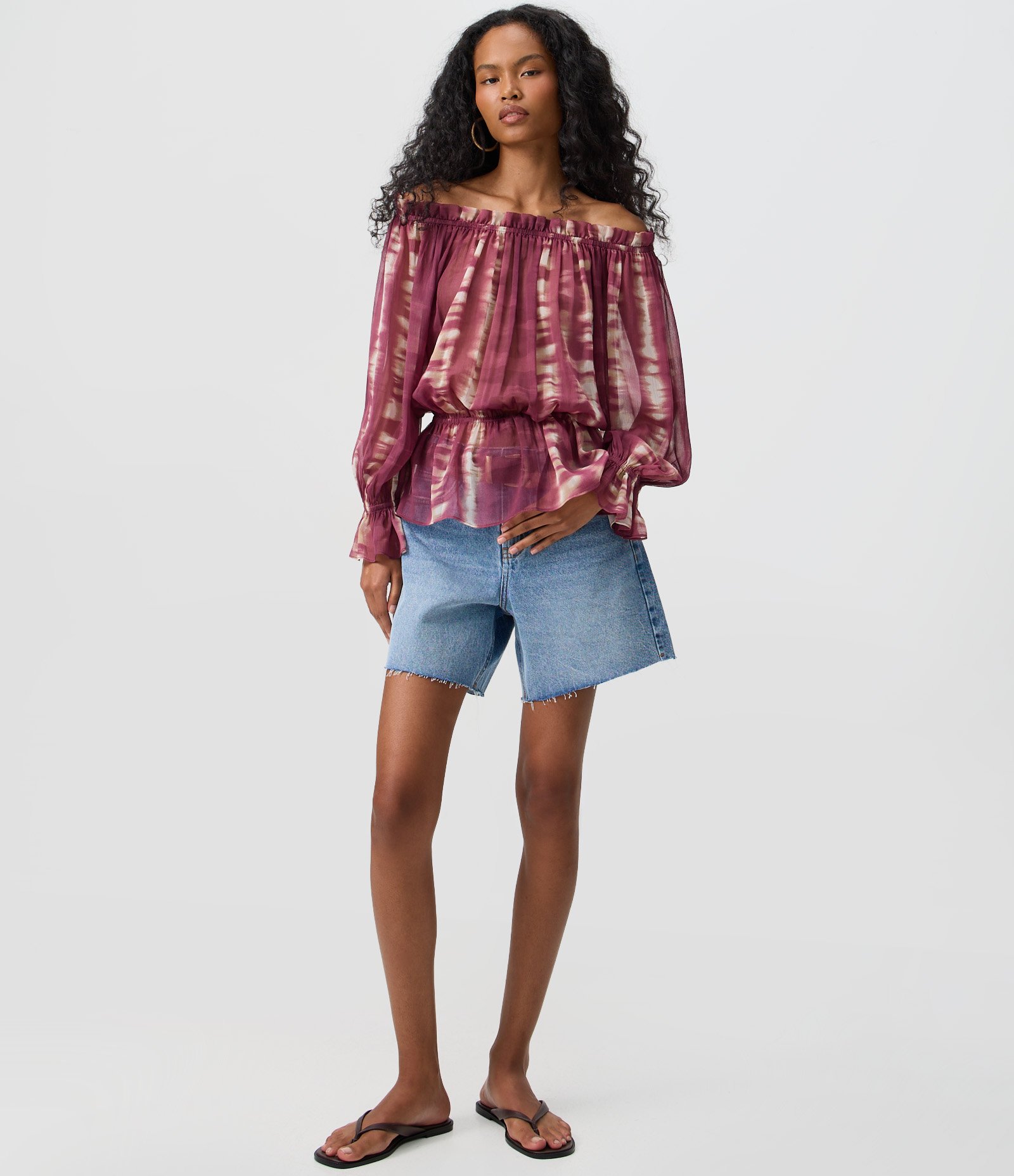 Blusa Ombro a Ombro em Chiffon com Estampa Tie Dye e Babados Bordô 2