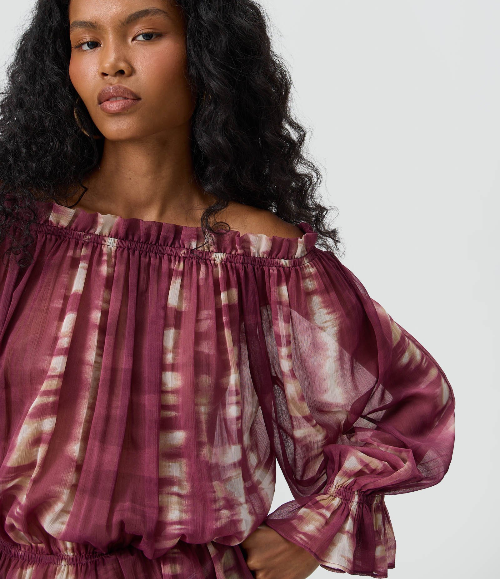 Blusa Ombro a Ombro em Chiffon com Estampa Tie Dye e Babados Bordô 4