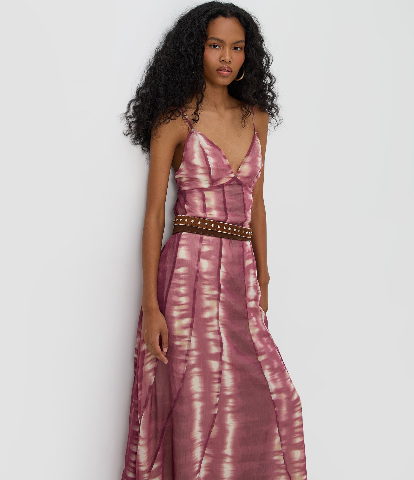 Vestido Longo em Chiffon com Recortes Vazados e Estampa Tie Dye Bordô 2