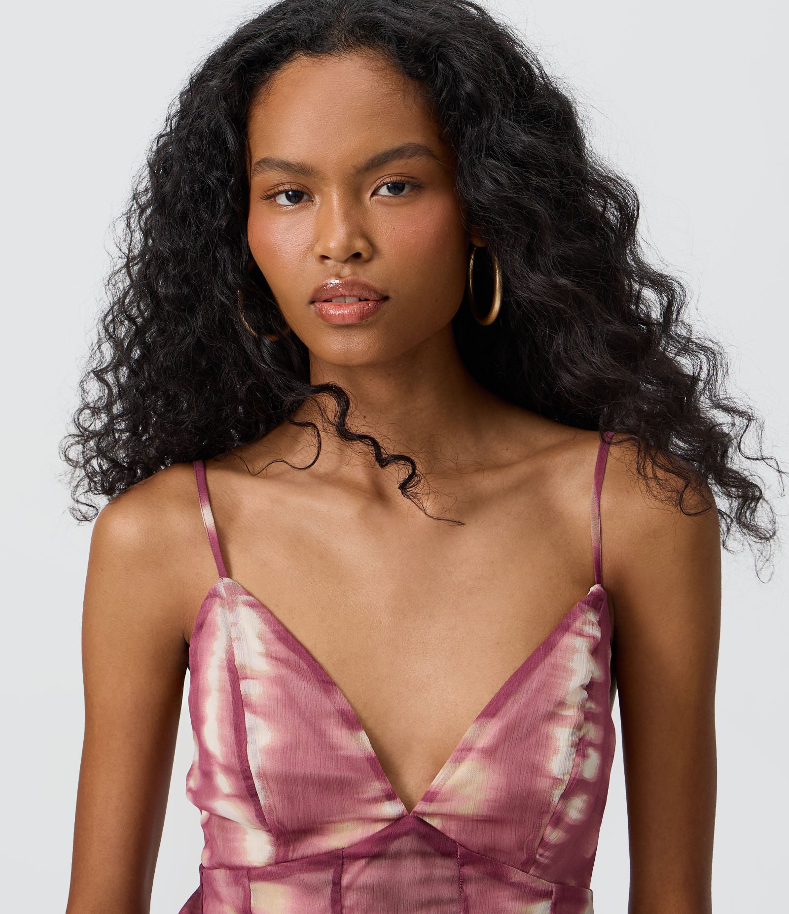 Vestido Longo em Chiffon com Recortes Vazados e Estampa Tie Dye Bordô 3