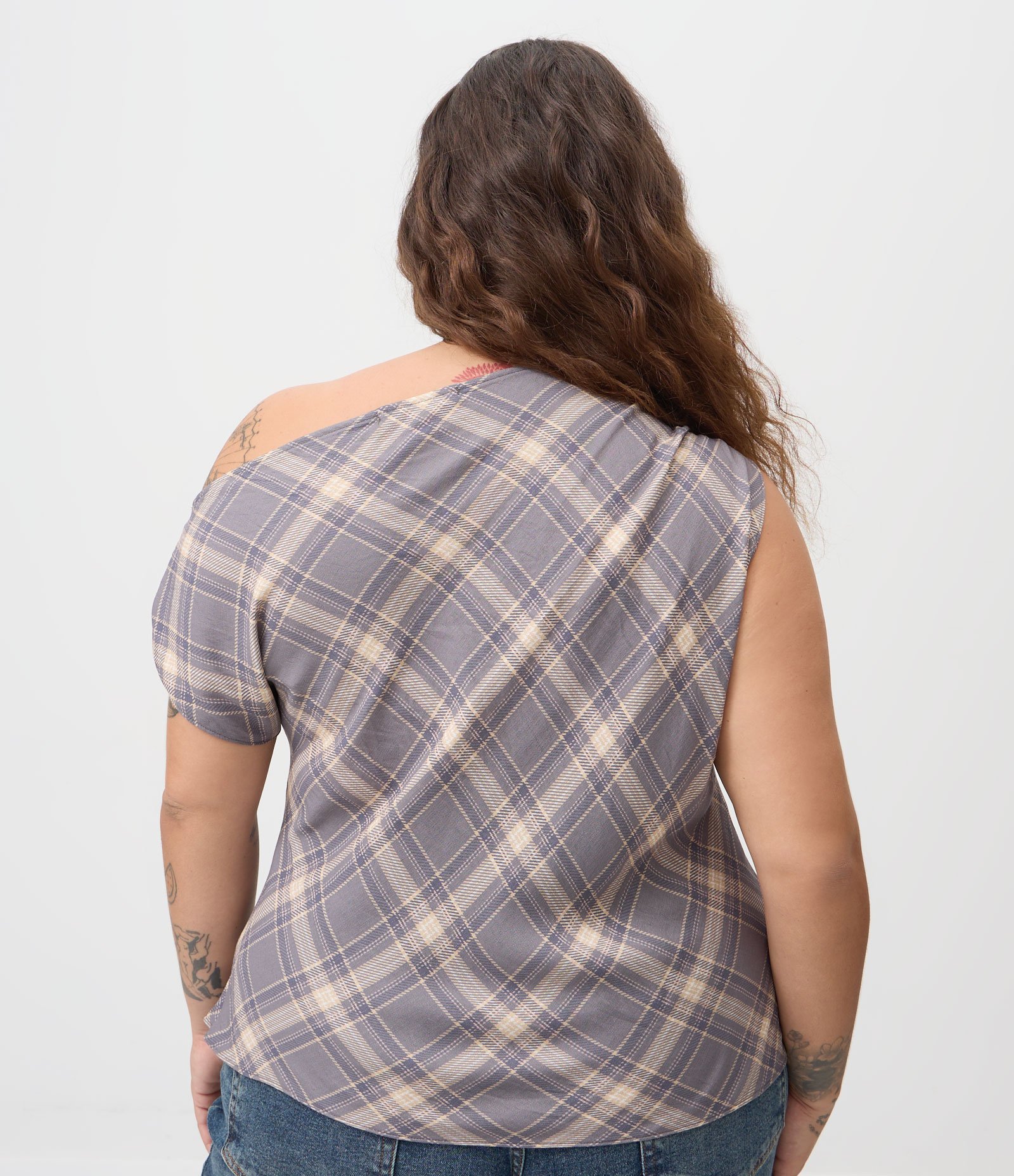 Blusa em Crepe Drapeado Assimétrico Curve & Plus Size Cinza 4