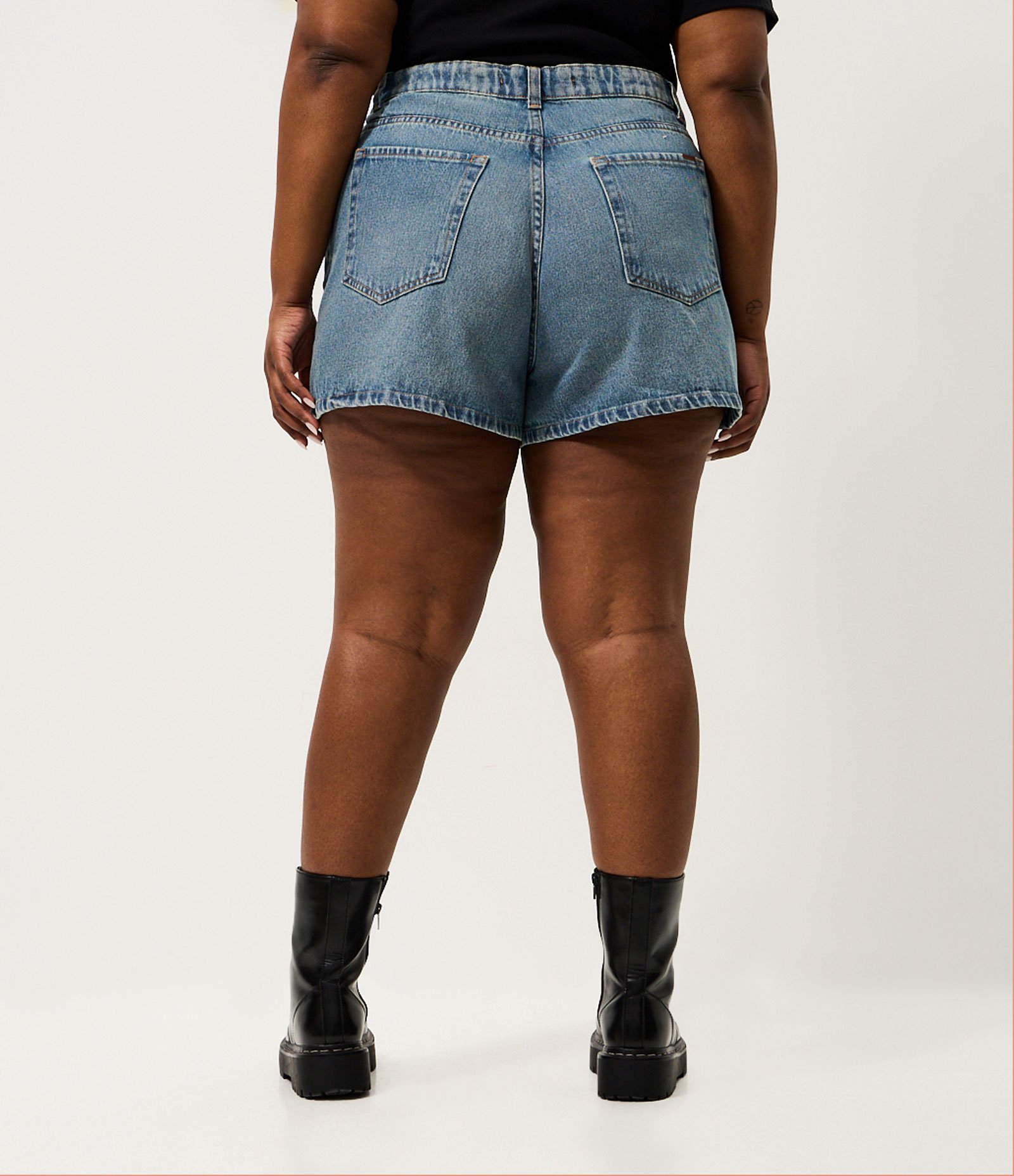 Short Jeans Mom com Efeito Dirty Curve & Plus Size Azul 5