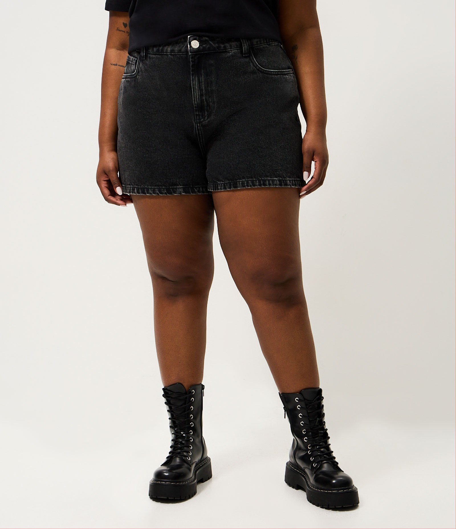 Short Jeans Mom Marmorizado Curve & Plus Size Preto 2
