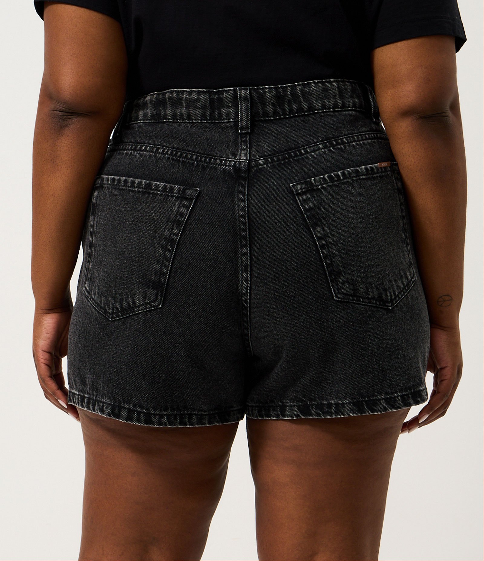 Short Jeans Mom Marmorizado Curve & Plus Size Preto 5