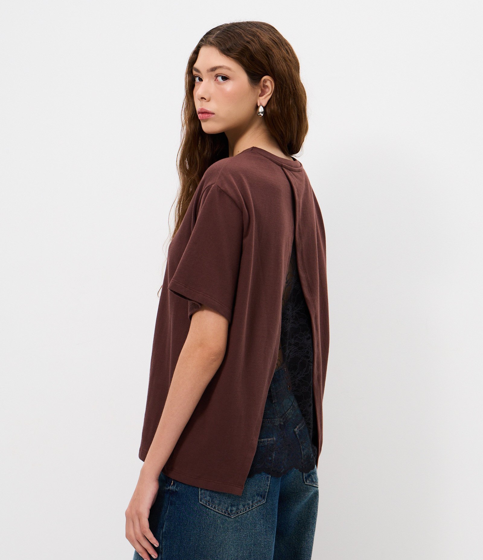 Camiseta em Algodão com Abertura nas Costas e Aplicação de Renda Marrom 1
