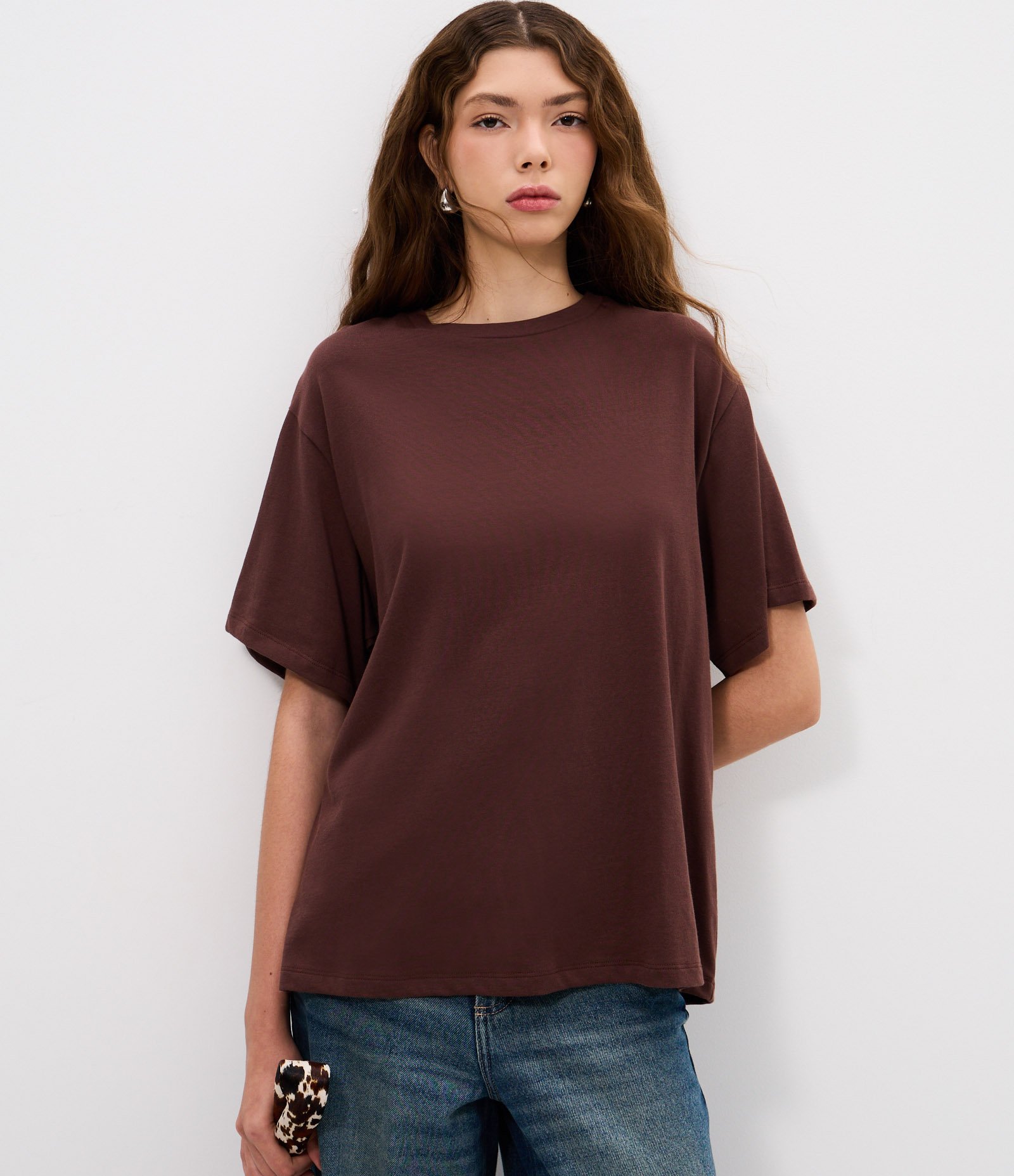 Camiseta em Algodão com Abertura nas Costas e Aplicação de Renda Marrom 3