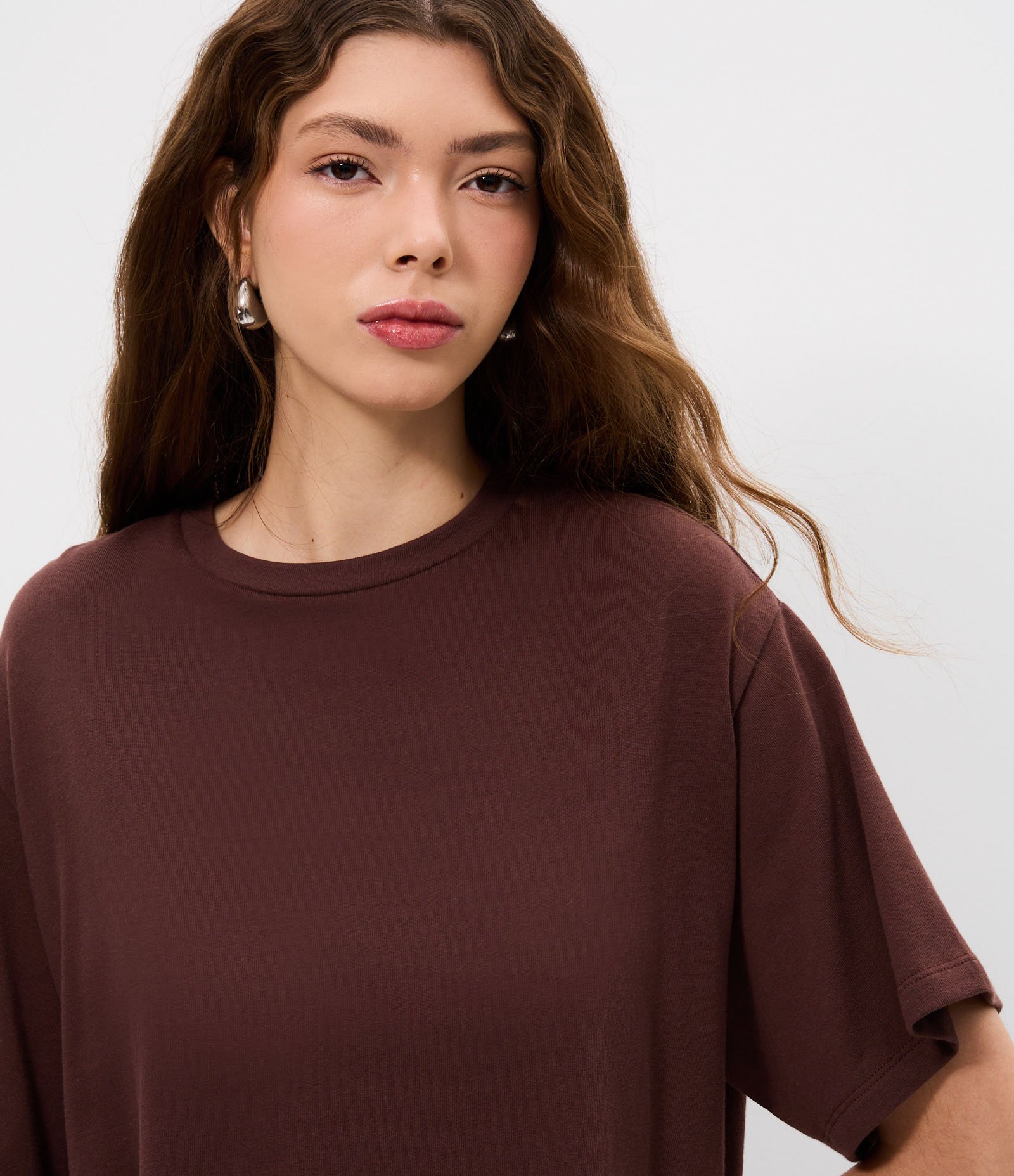 Camiseta em Algodão com Abertura nas Costas e Aplicação de Renda Marrom 4