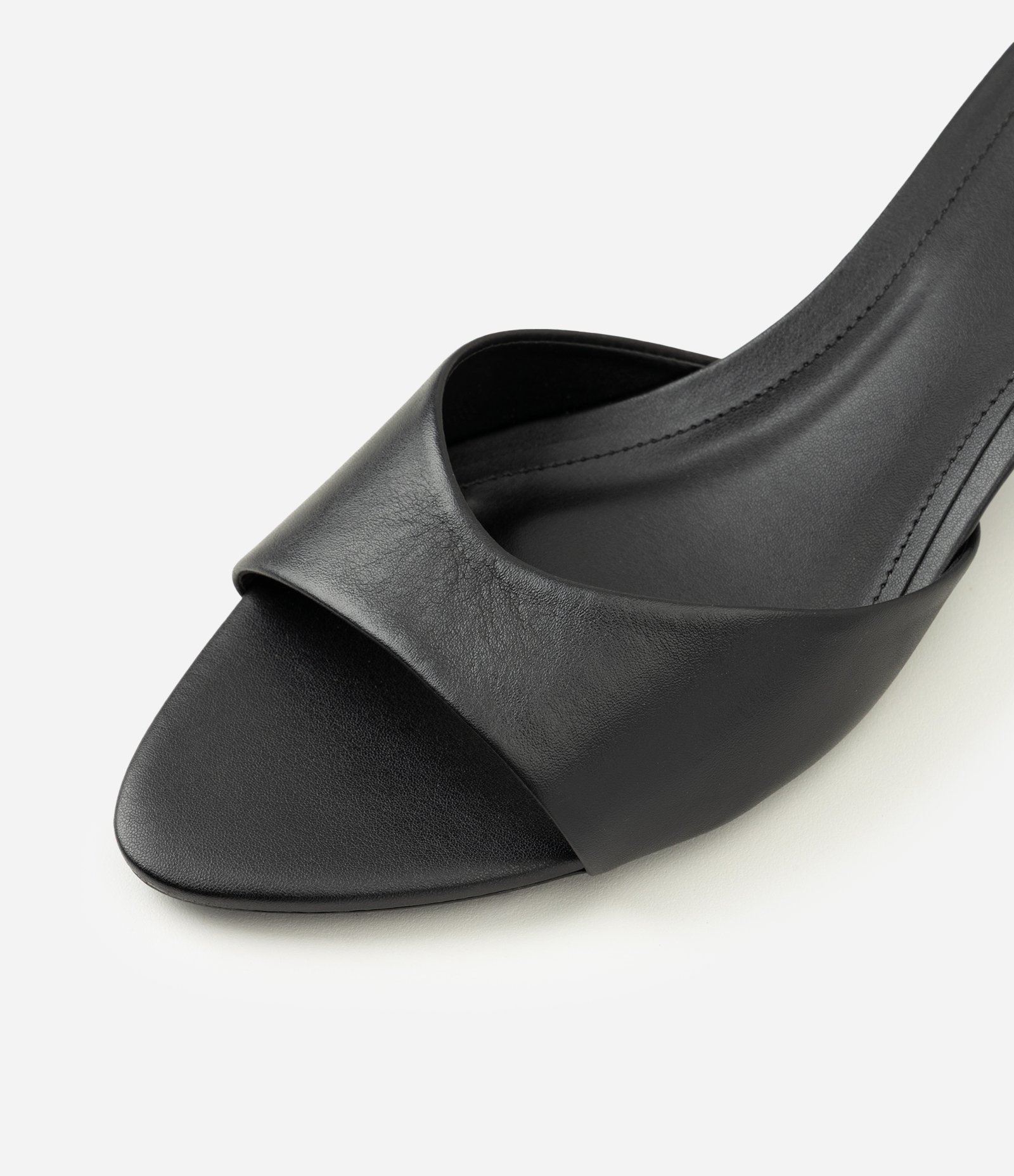 Sandália em Couro com Bico Folha e Salto Kitten Heel Preto 4