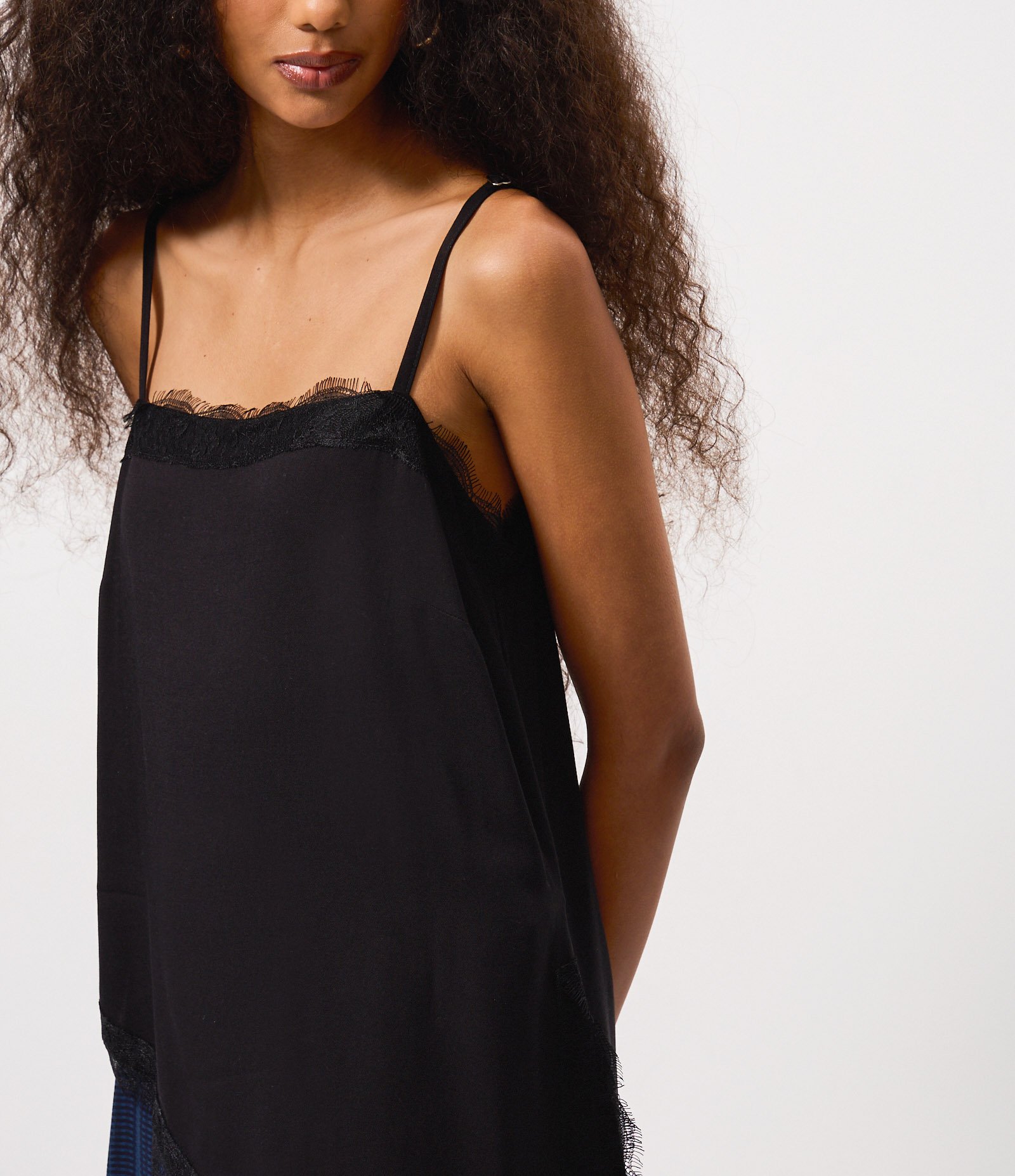 Blusa de Cupro com Renda Assimétrica Preto 3