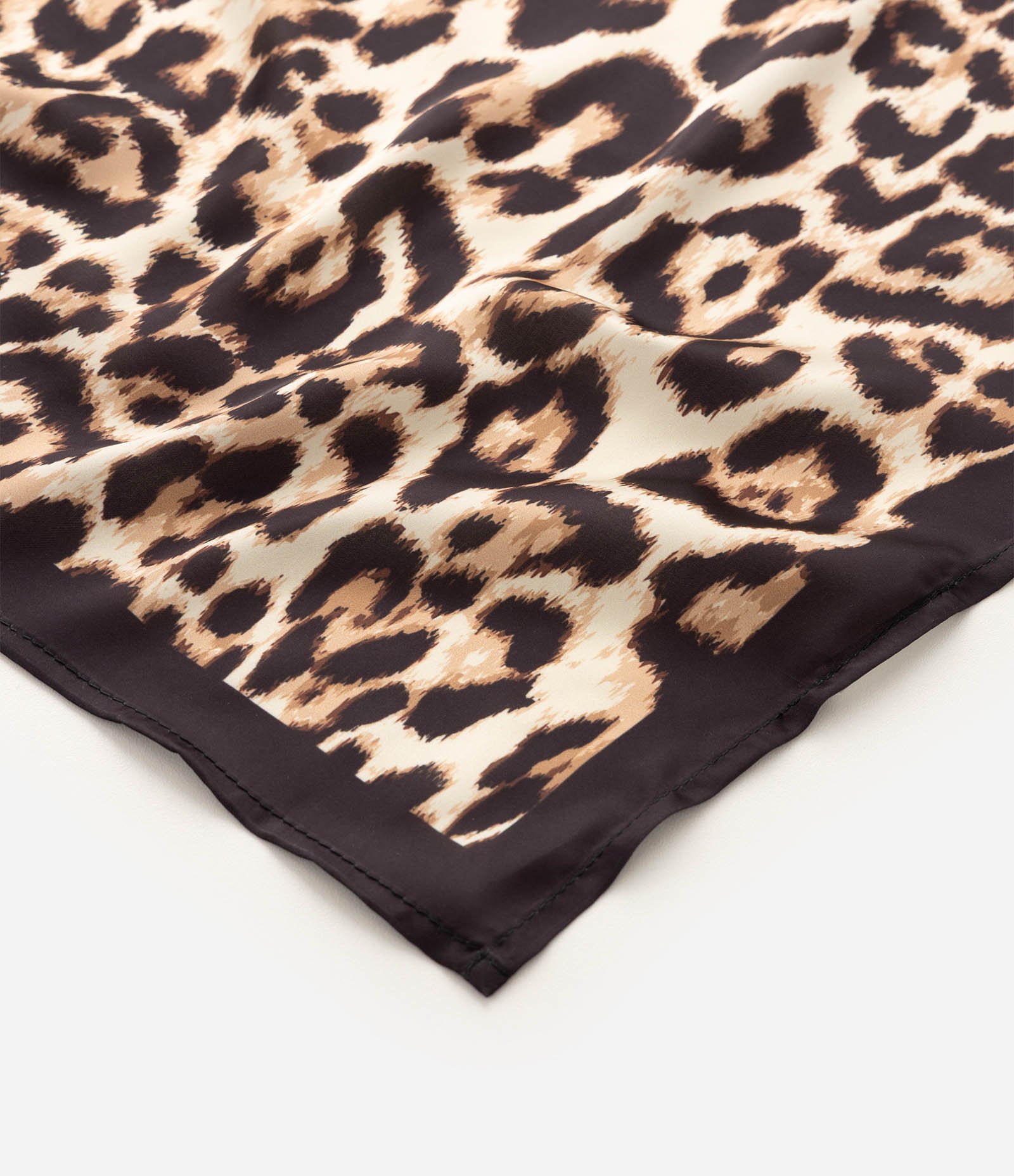 Lenço em Chiffon com Estampa Animal Print Onça Preto 2