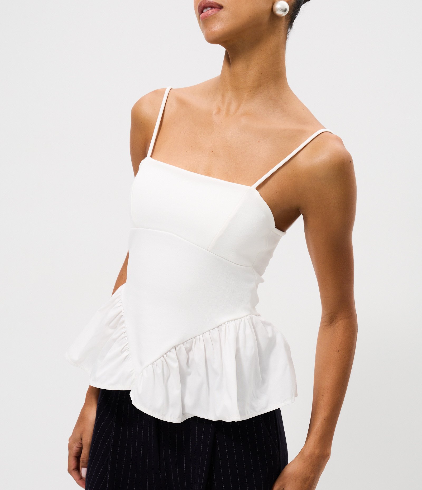 Blusa Peplum em Ponto Roma com Recortes e Alcinha Branco 3