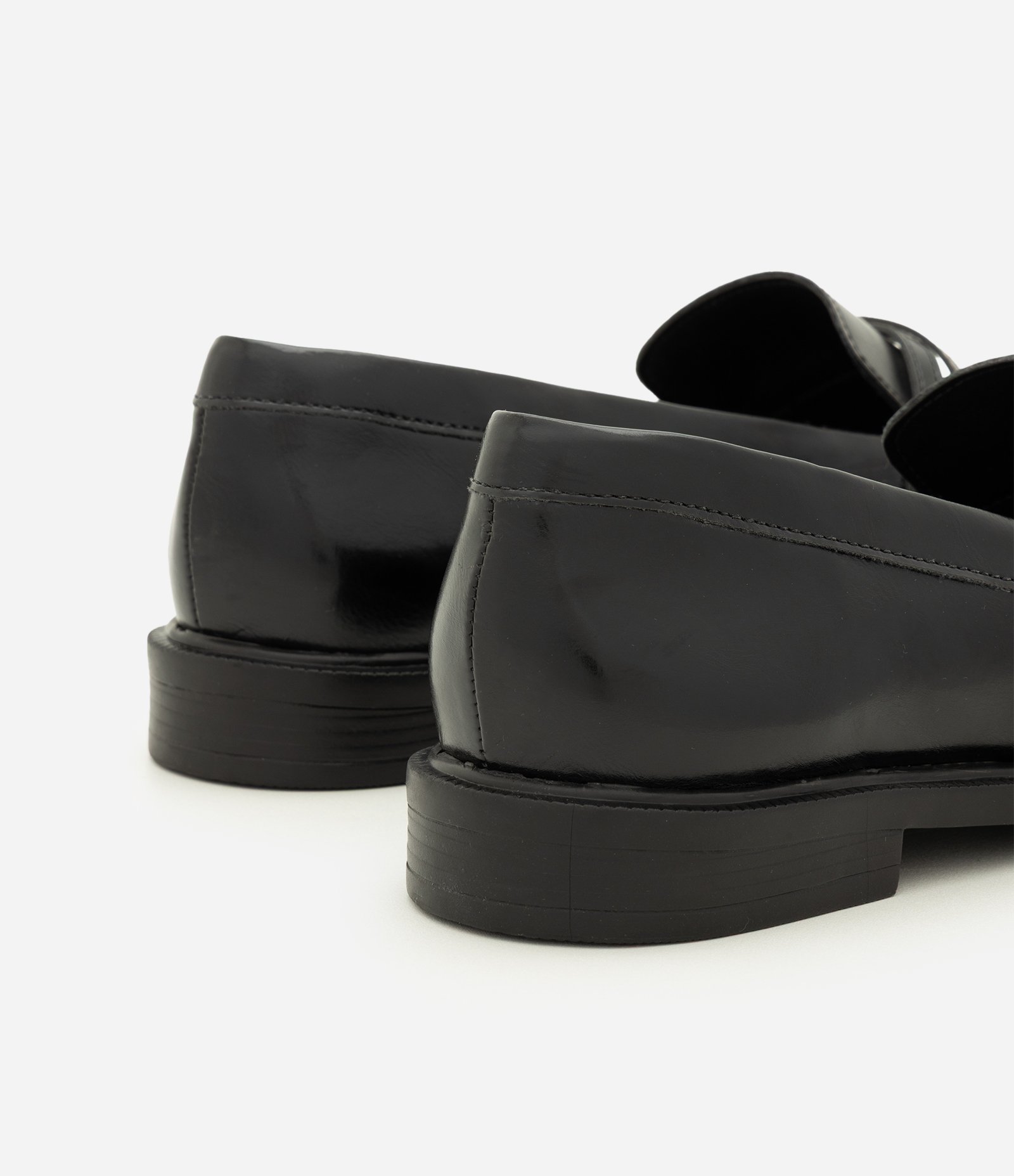 Mocassim em PU com Mini Fivelas Preto 4