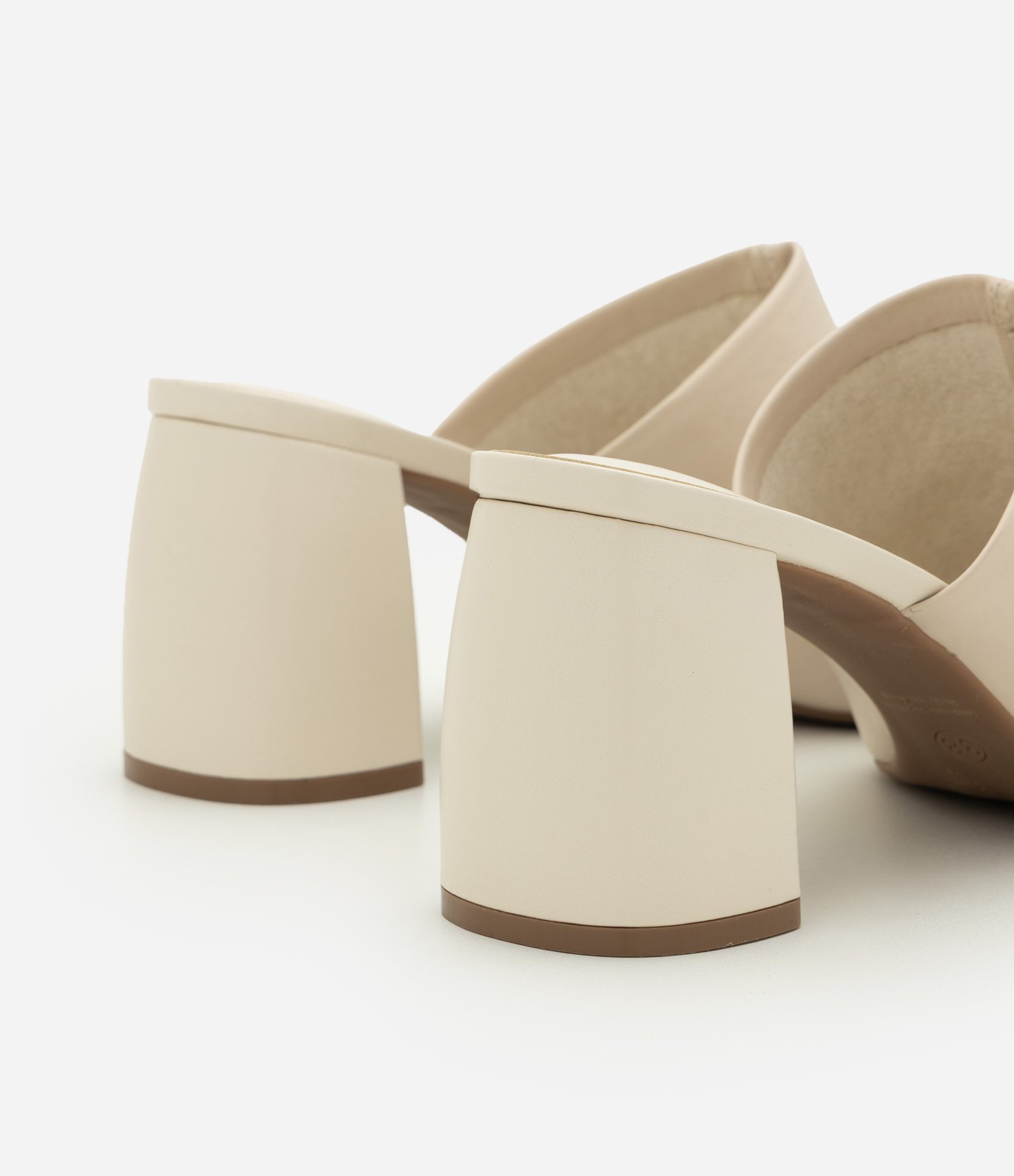 Sandália Mule em Couro com Gáspea Alongada Off White 4