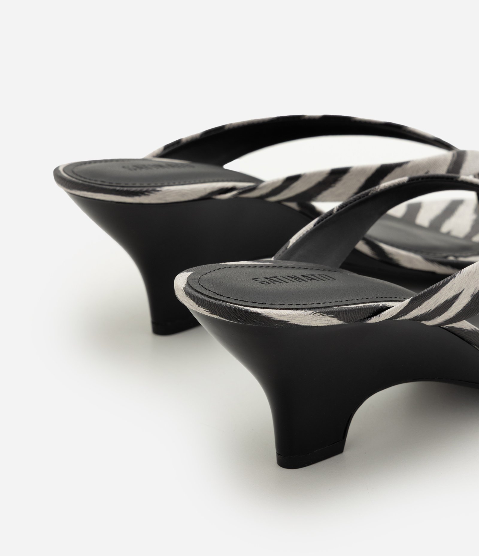Sandália Mule em PU com Estampa Animal Print Branco/Preto 3
