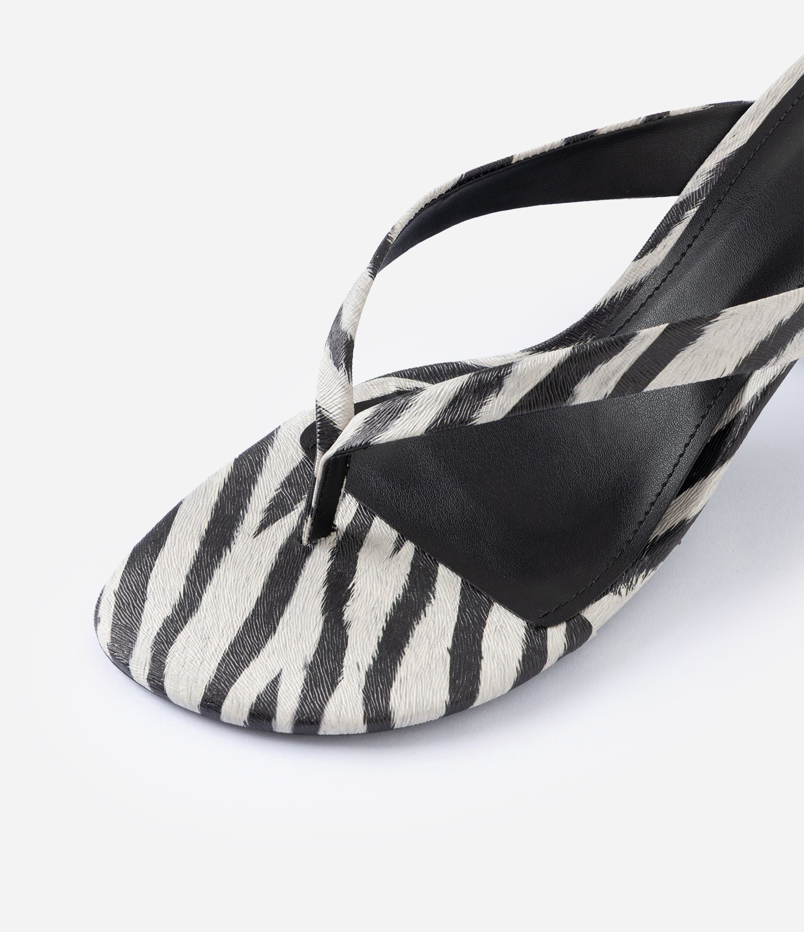 Sandália Mule em PU com Estampa Animal Print Branco/Preto 4
