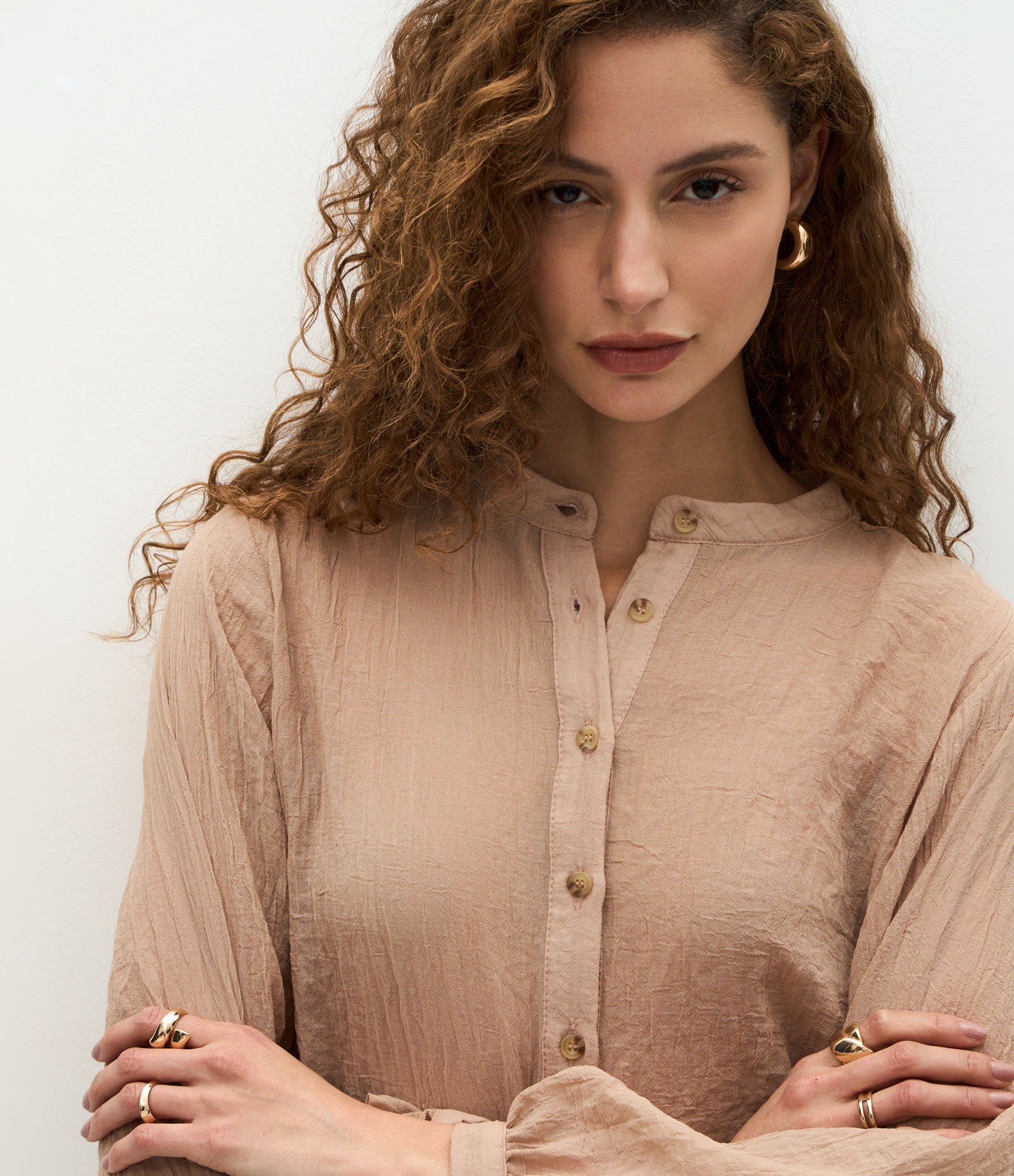 Blusa em Crepe com Manga Bufante e Gola Padre Bege 3
