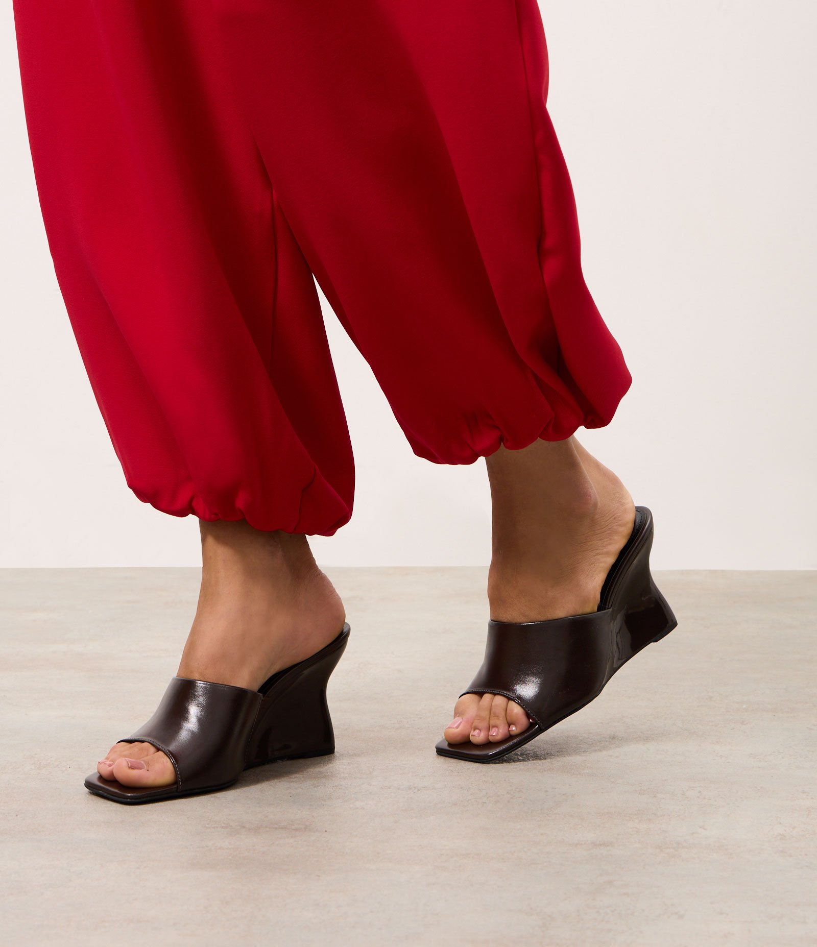 Sandália Mule em PU com Salto Anabela Marrom 6