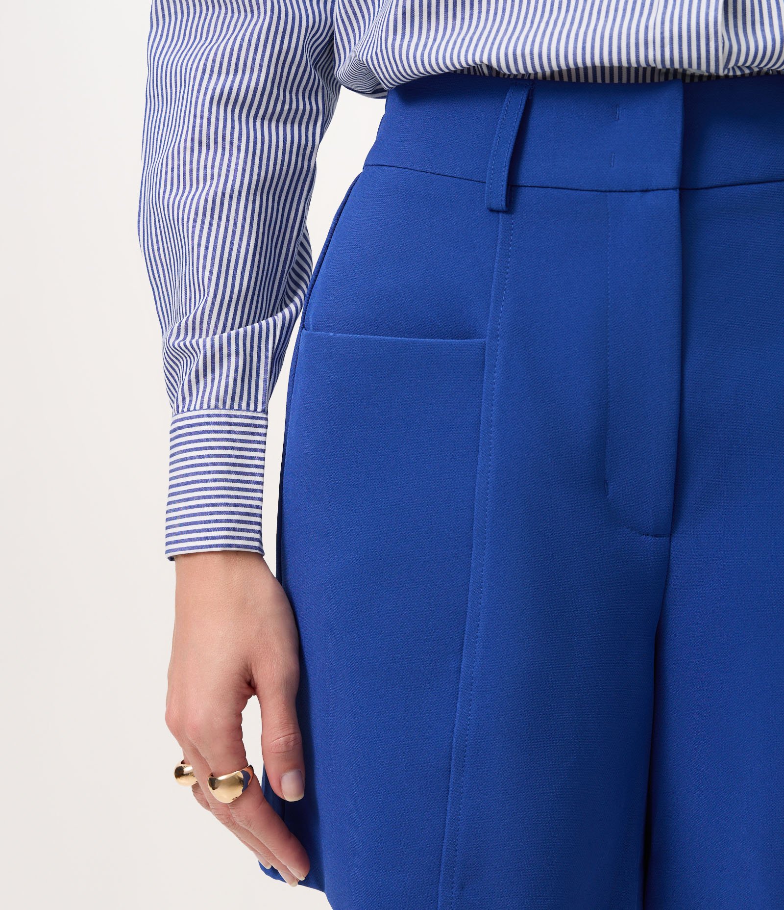 Short Alfaiatado em Crepe com Cós Elástico Azul 4