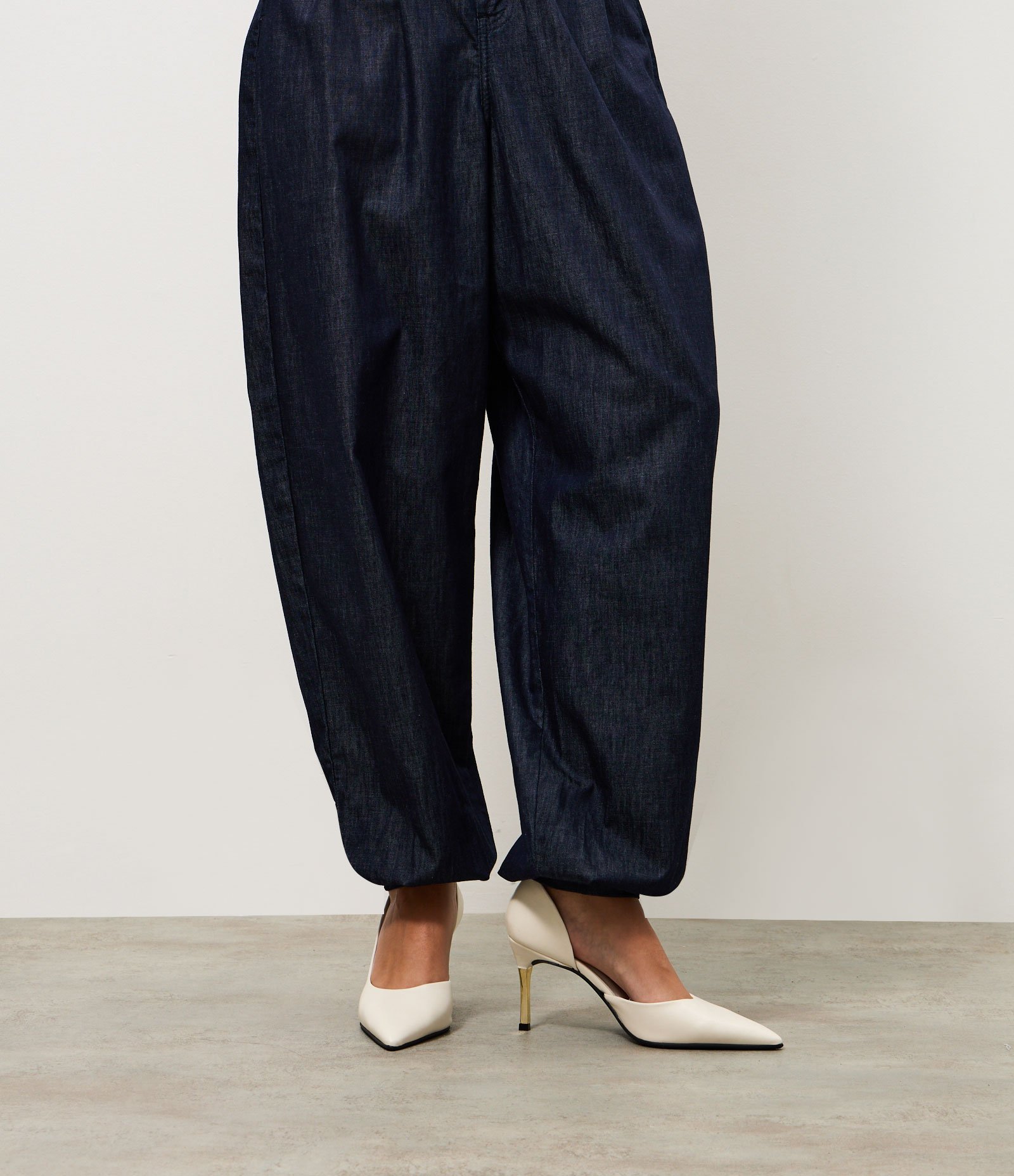Sapato Scarpin em PU com Salto Alto Cromado Off White 5