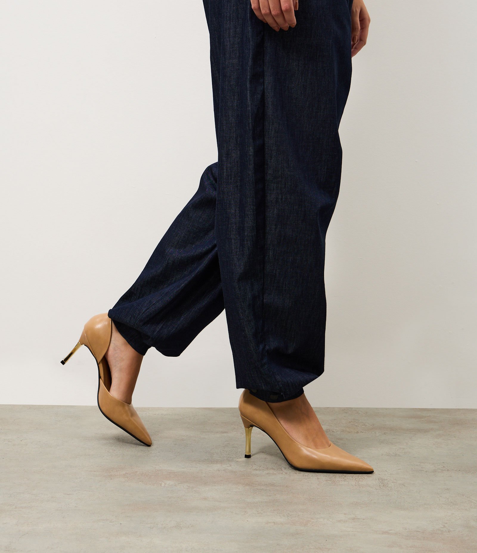 Sapato Scarpin em PU com Salto Alto Cromado Bege 2