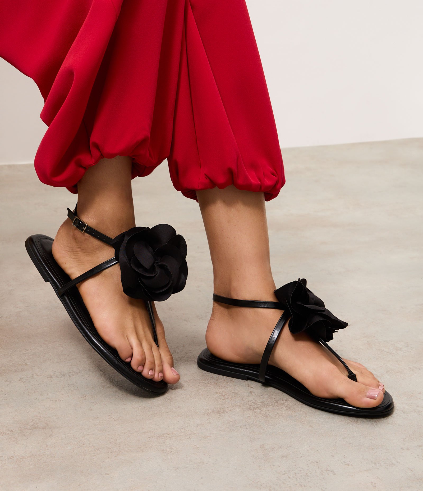 Rasteira em PU com Aplicação de Flor Volumosa Preto 6