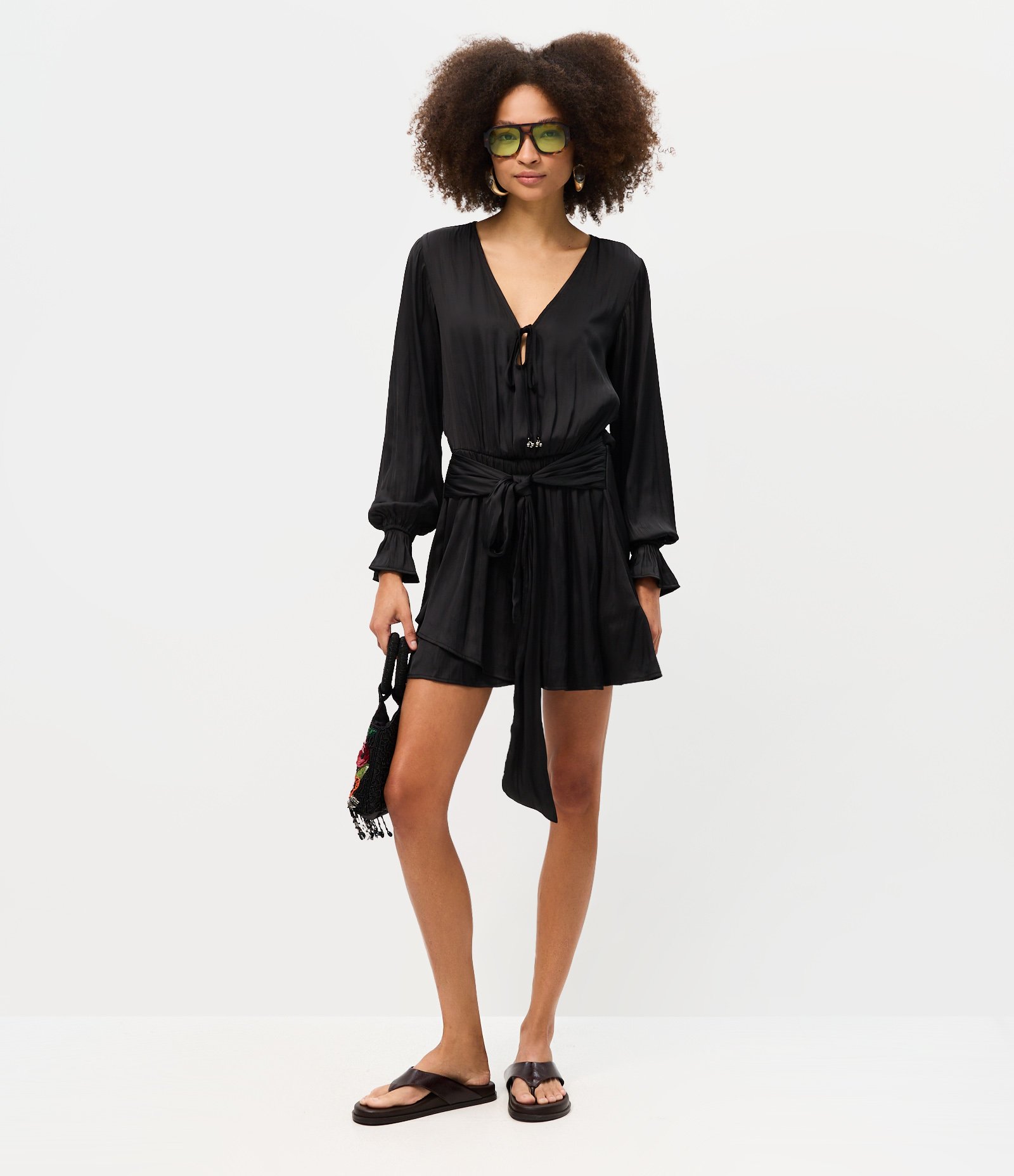Vestido Curto em Cetim Crinkle com Amarração Preto 1