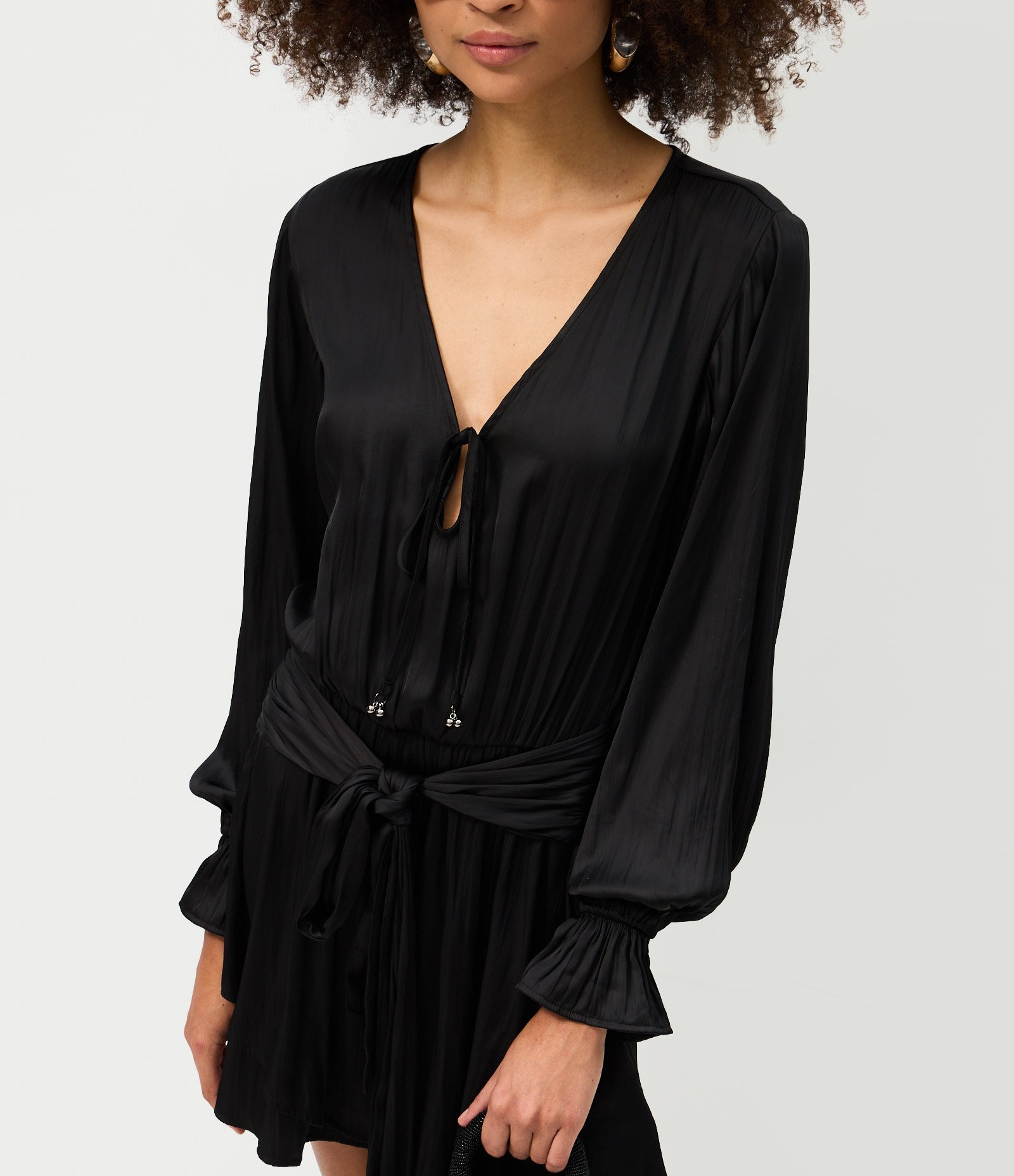 Vestido Curto em Cetim Crinkle com Amarração Preto 3