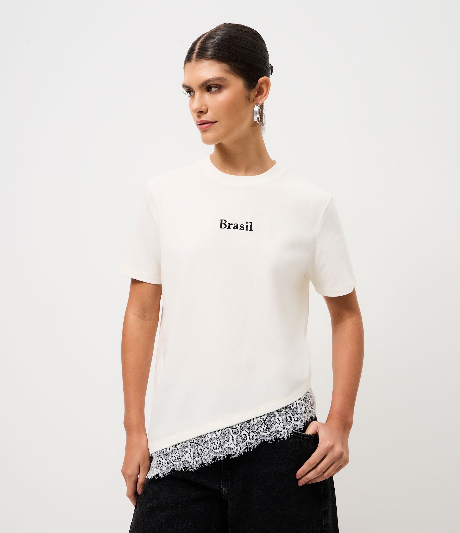 Camiseta em Algodão com Lettering Brasil e Barra Assimétrica com Renda Branco 1