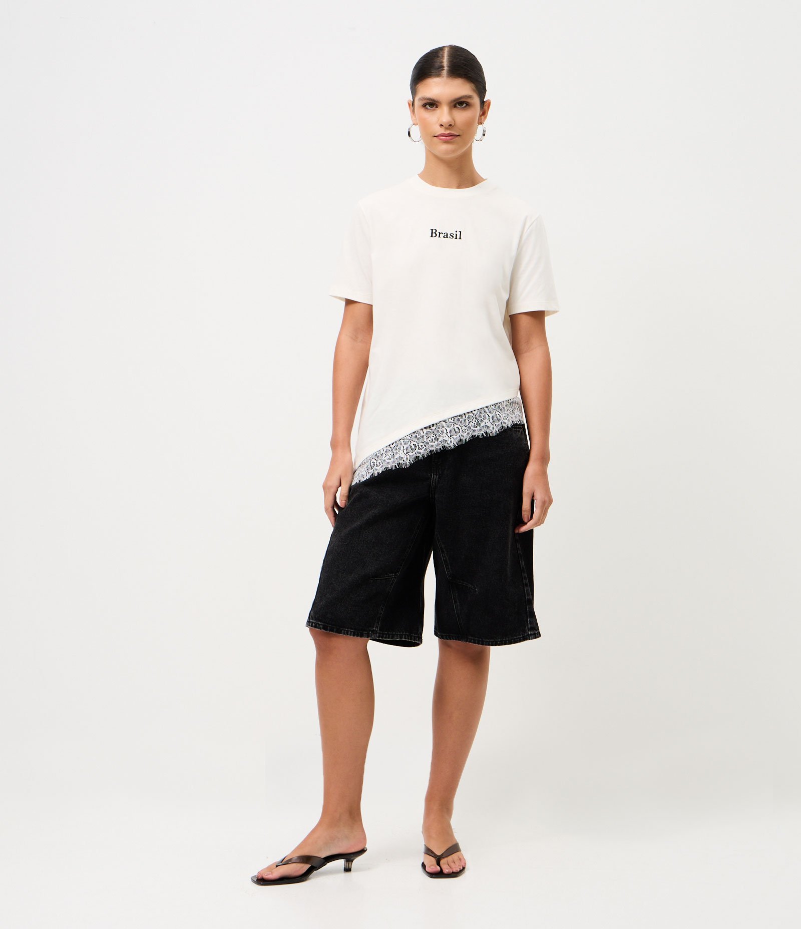 Camiseta em Algodão com Lettering Brasil e Barra Assimétrica com Renda Branco 2