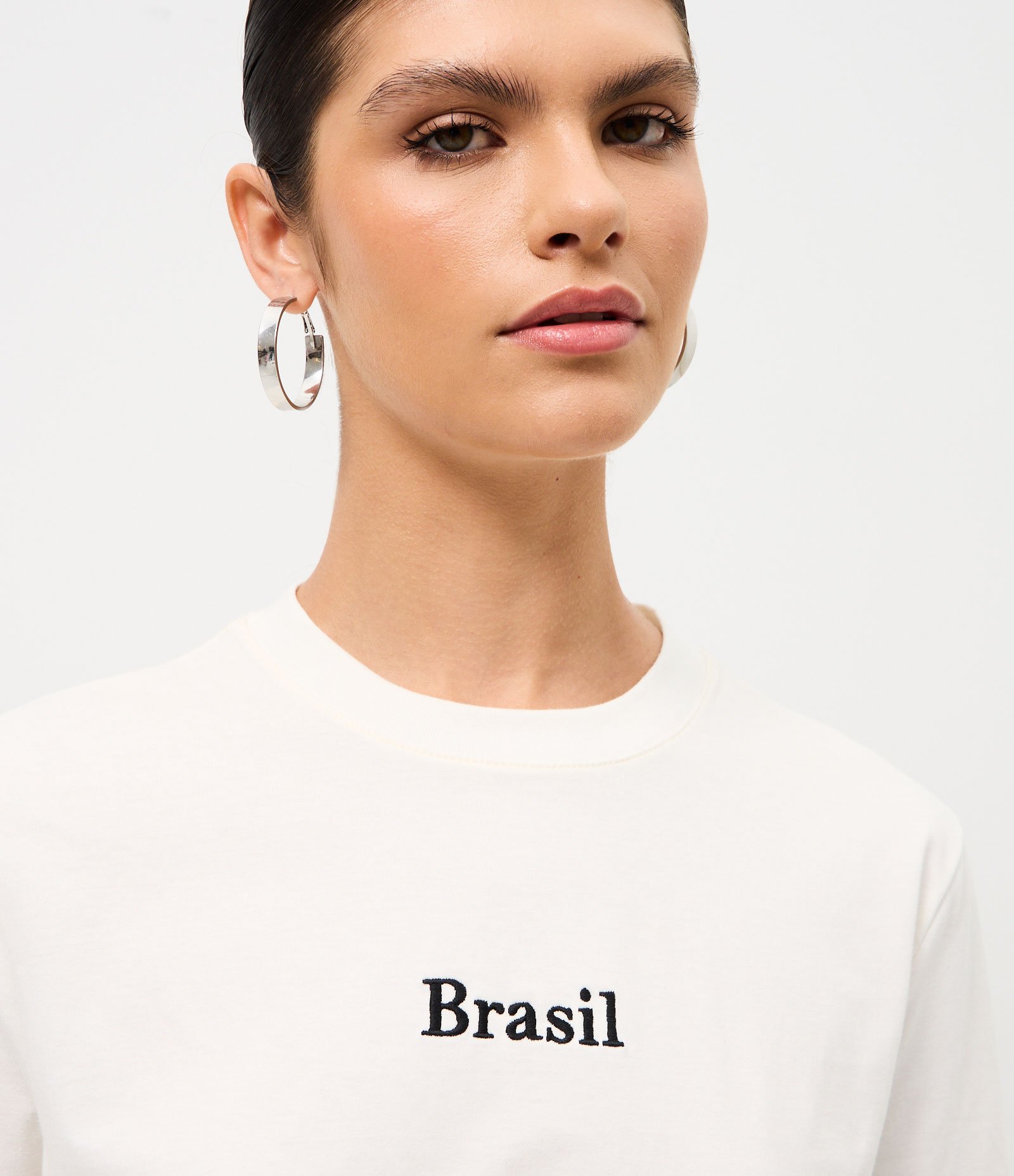 Camiseta em Algodão com Lettering Brasil e Barra Assimétrica com Renda Branco 3