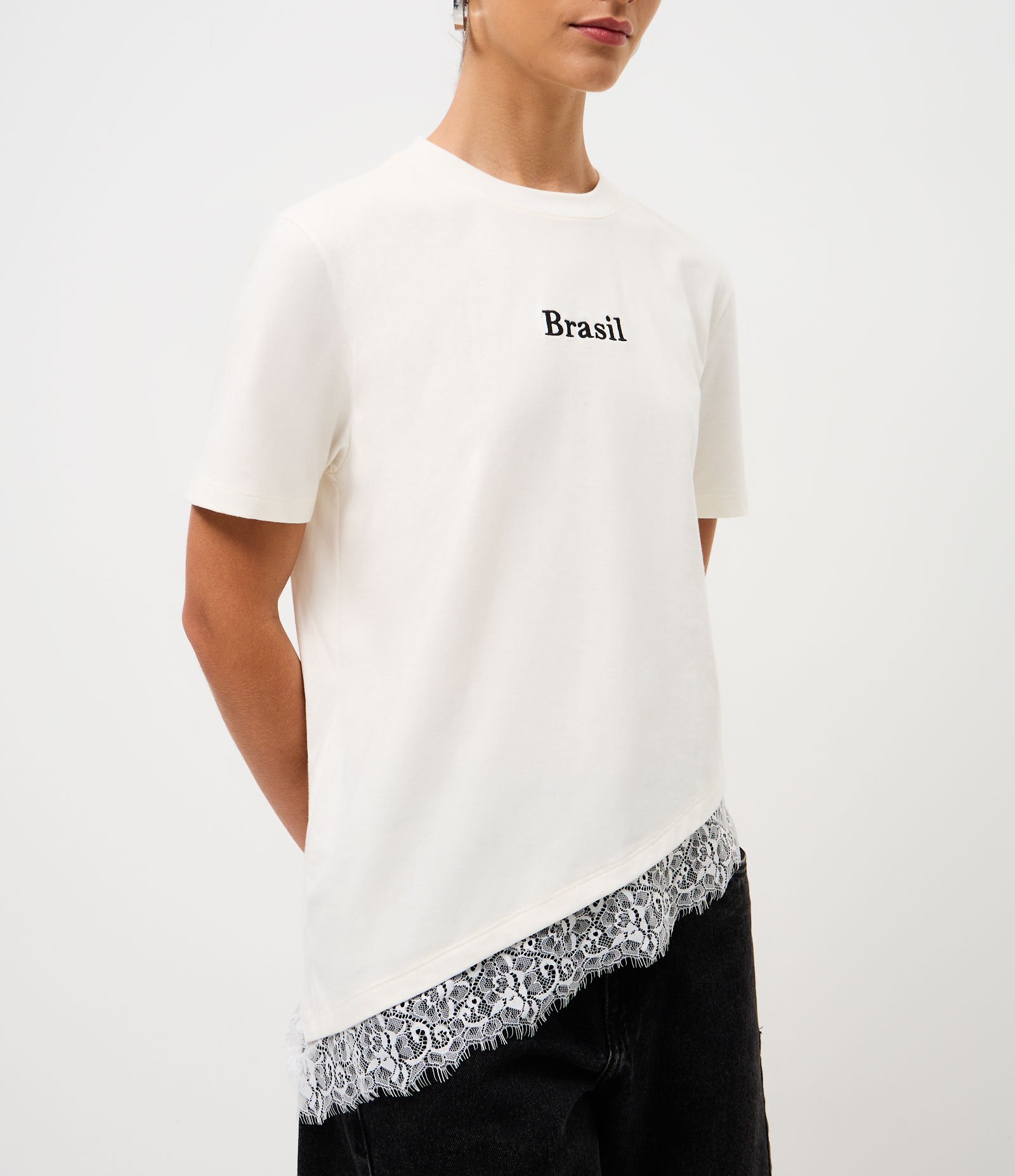 Camiseta em Algodão com Lettering Brasil e Barra Assimétrica com Renda Branco 4