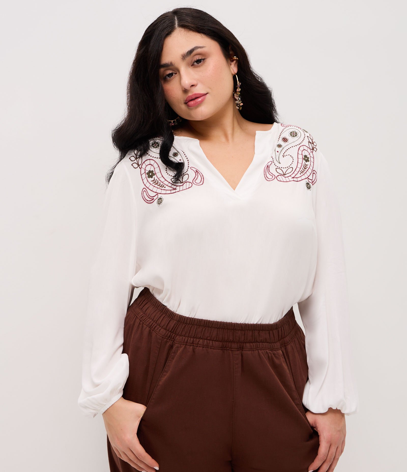Blusa Bata em Viscose com Bordado Paisley Curve & Plus Size Off White 1