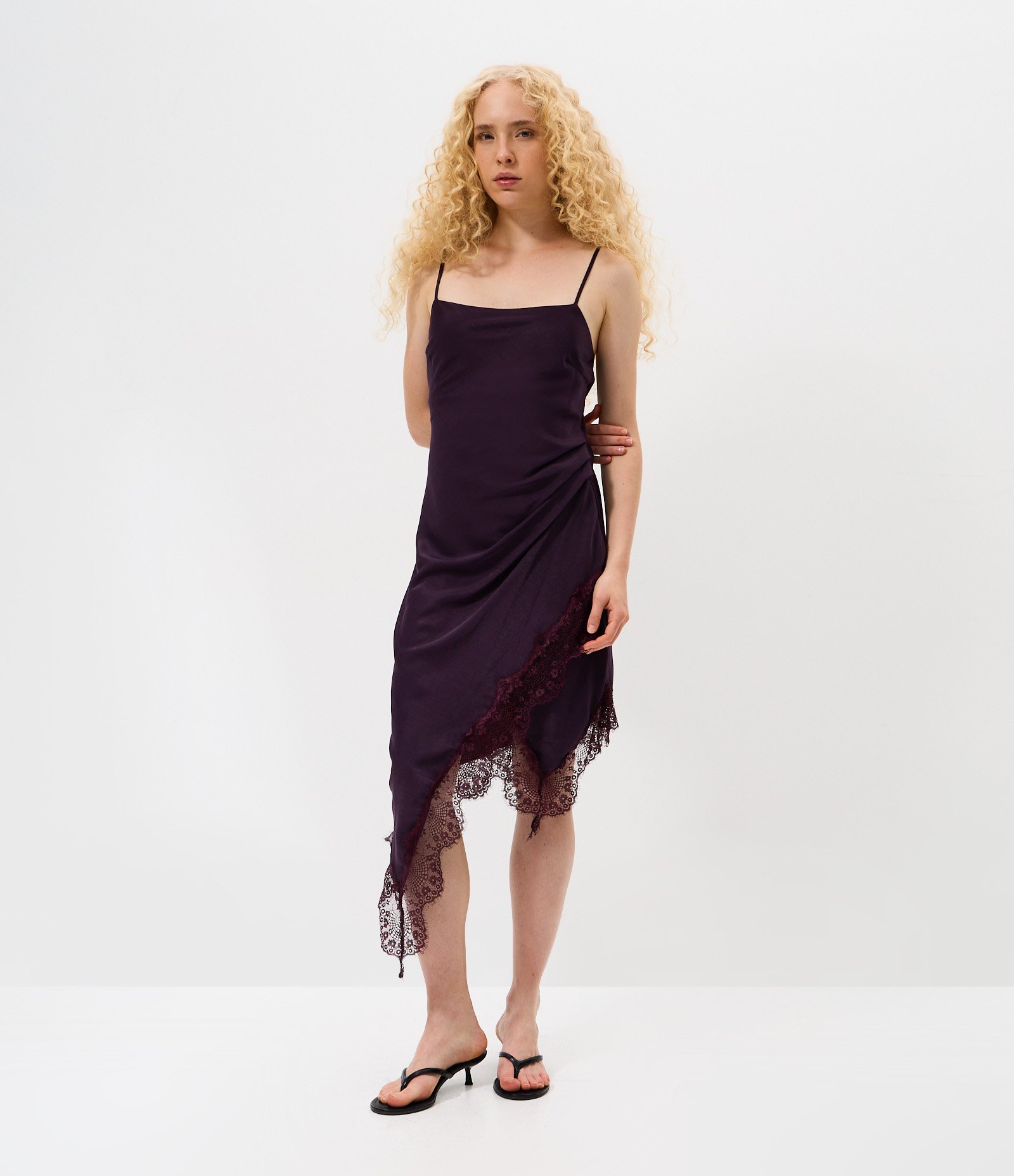 Vestido Midi de Alcinha em Cetim com Barra Assimétrica Rendada Roxo 1