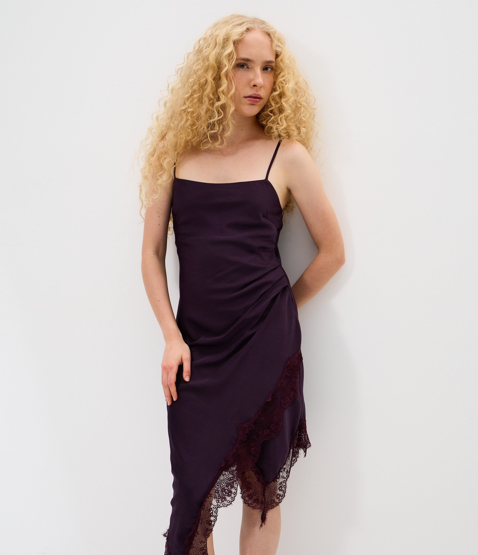 Vestido Midi de Alcinha em Cetim com Barra Assimétrica Rendada Roxo 2