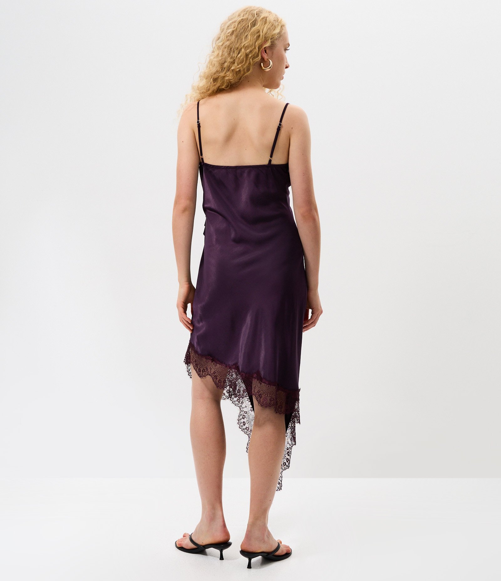 Vestido Midi de Alcinha em Cetim com Barra Assimétrica Rendada Roxo 4