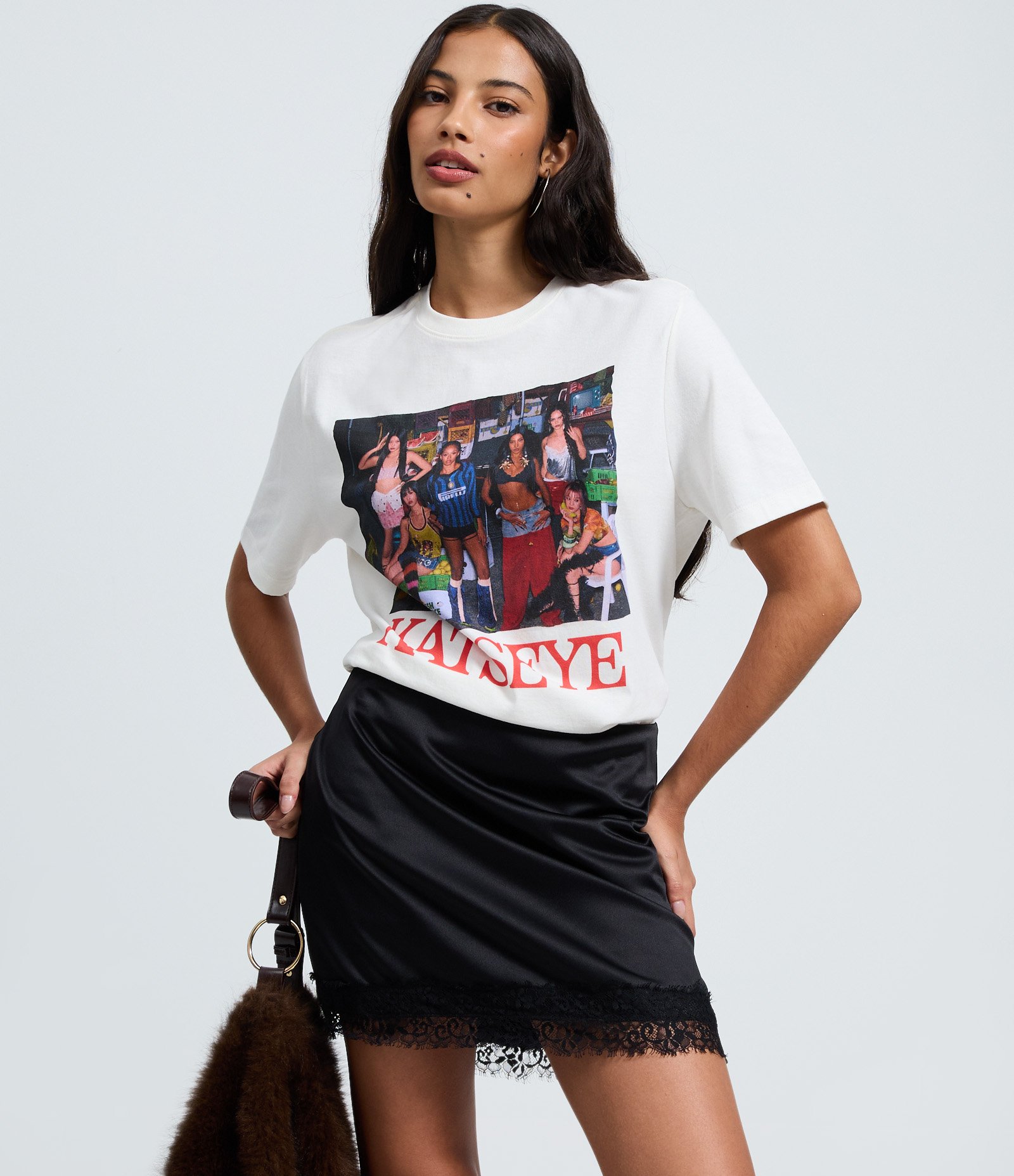 Short Saia Acetinado com Aplicação de Renda na Barra Preto 2