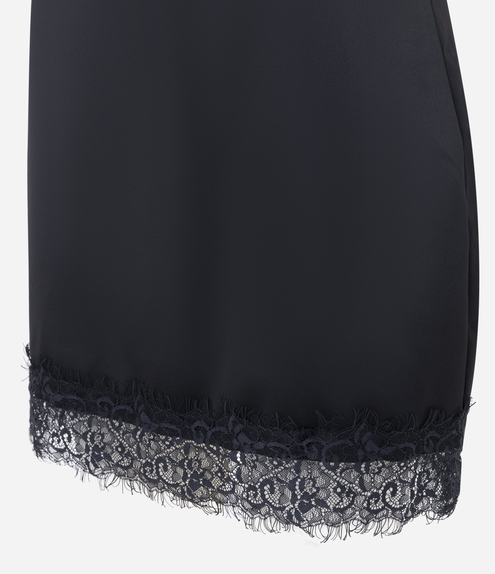 Short Saia Acetinado com Aplicação de Renda na Barra Preto 6