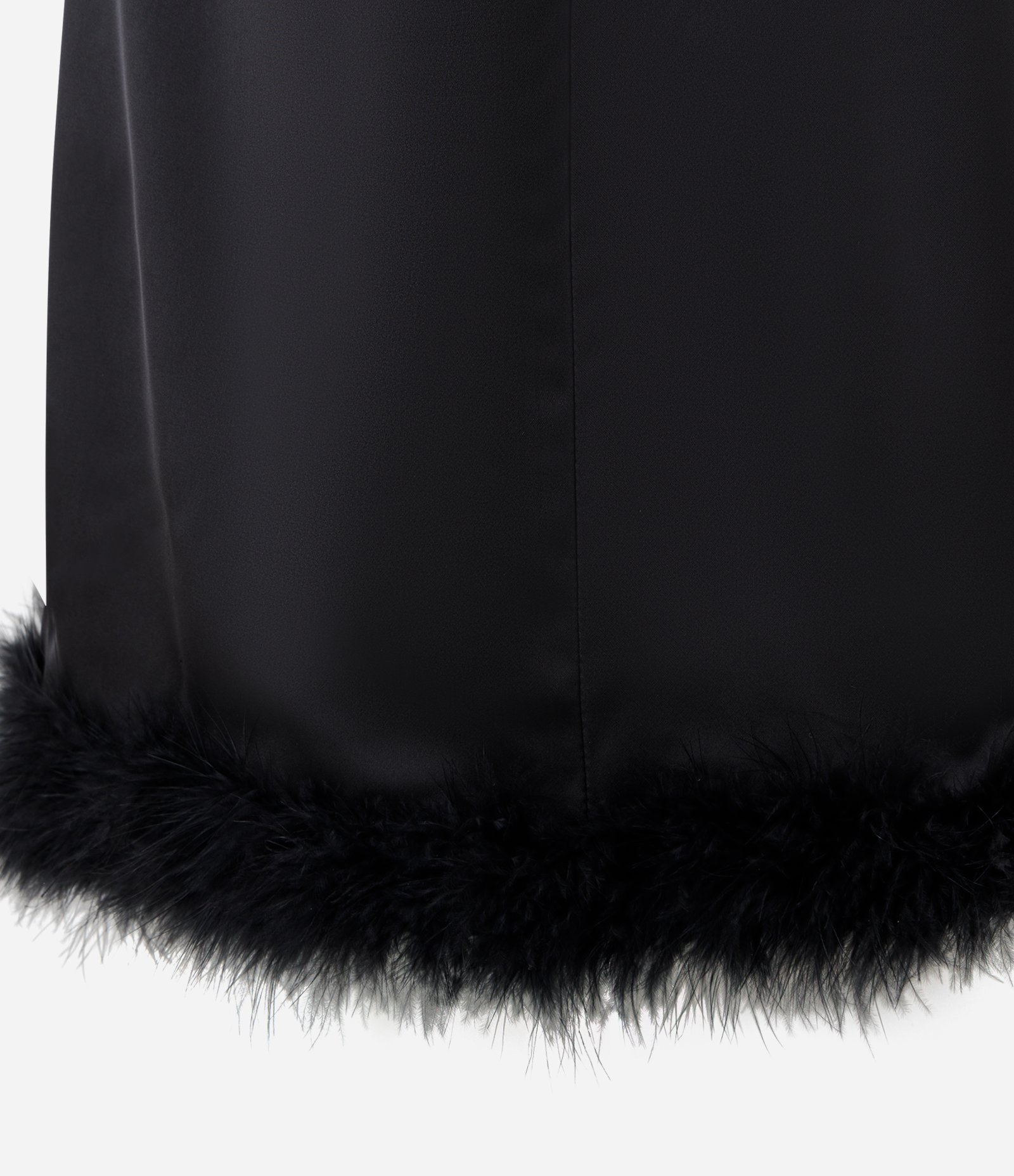 Vestido em Cetim Curto com Plumas na Barra Preto 2