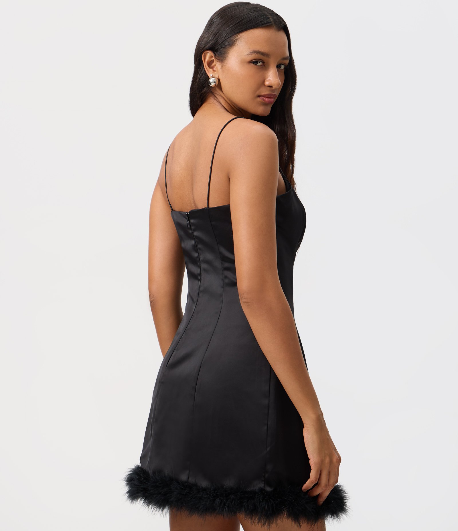 Vestido em Cetim Curto com Plumas na Barra Preto 1
