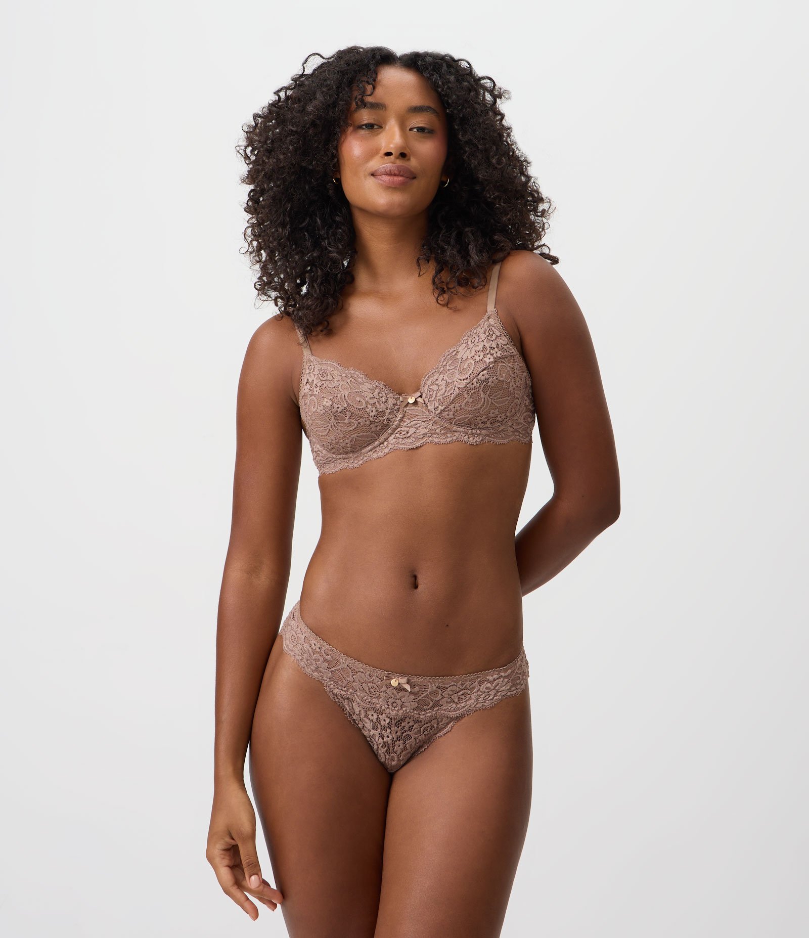 Calcinha Biquíni Fio em Renda Floral Bege 1