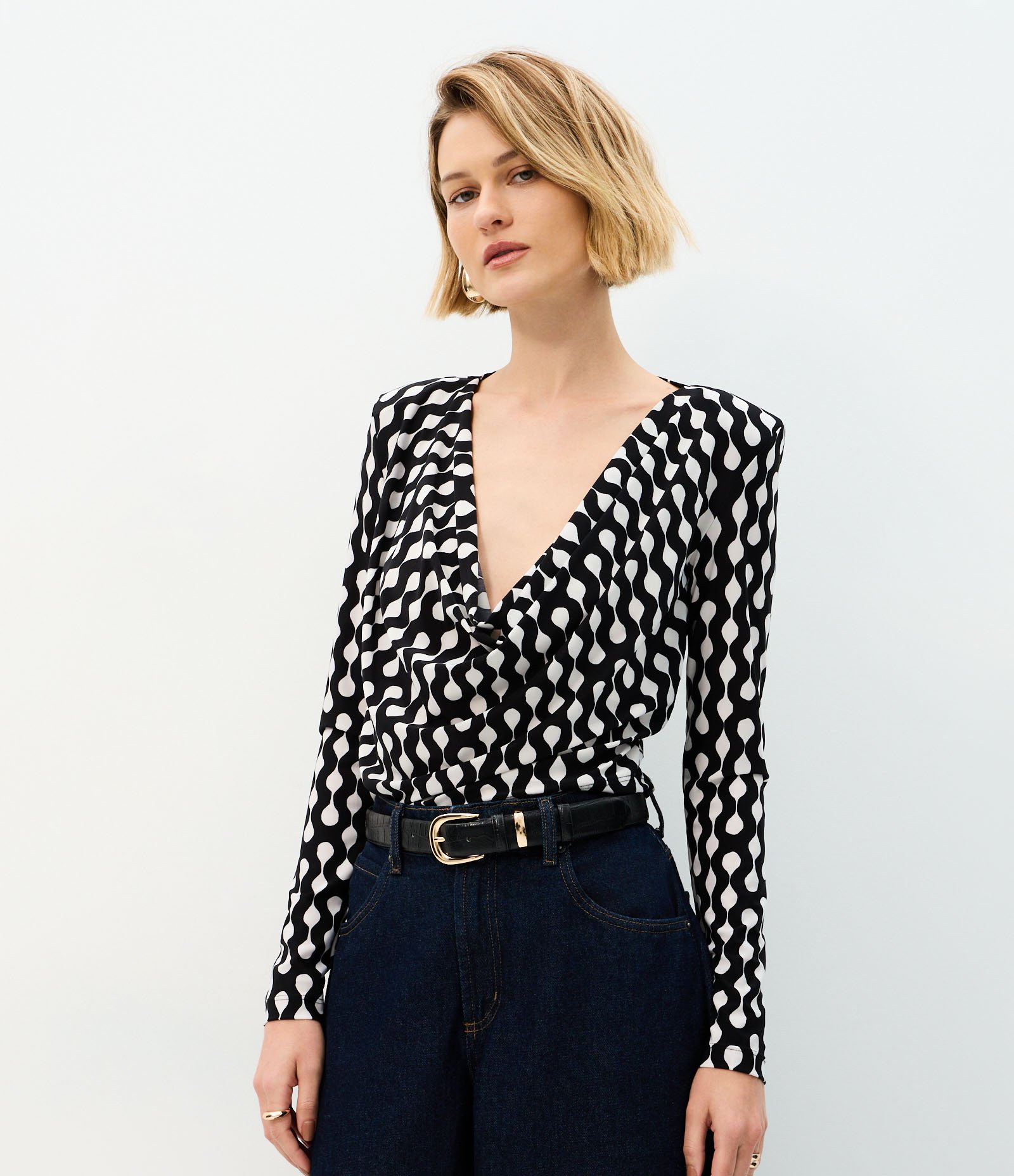 Blusa com Ombreiras e Estampa Ondulada Preto 1