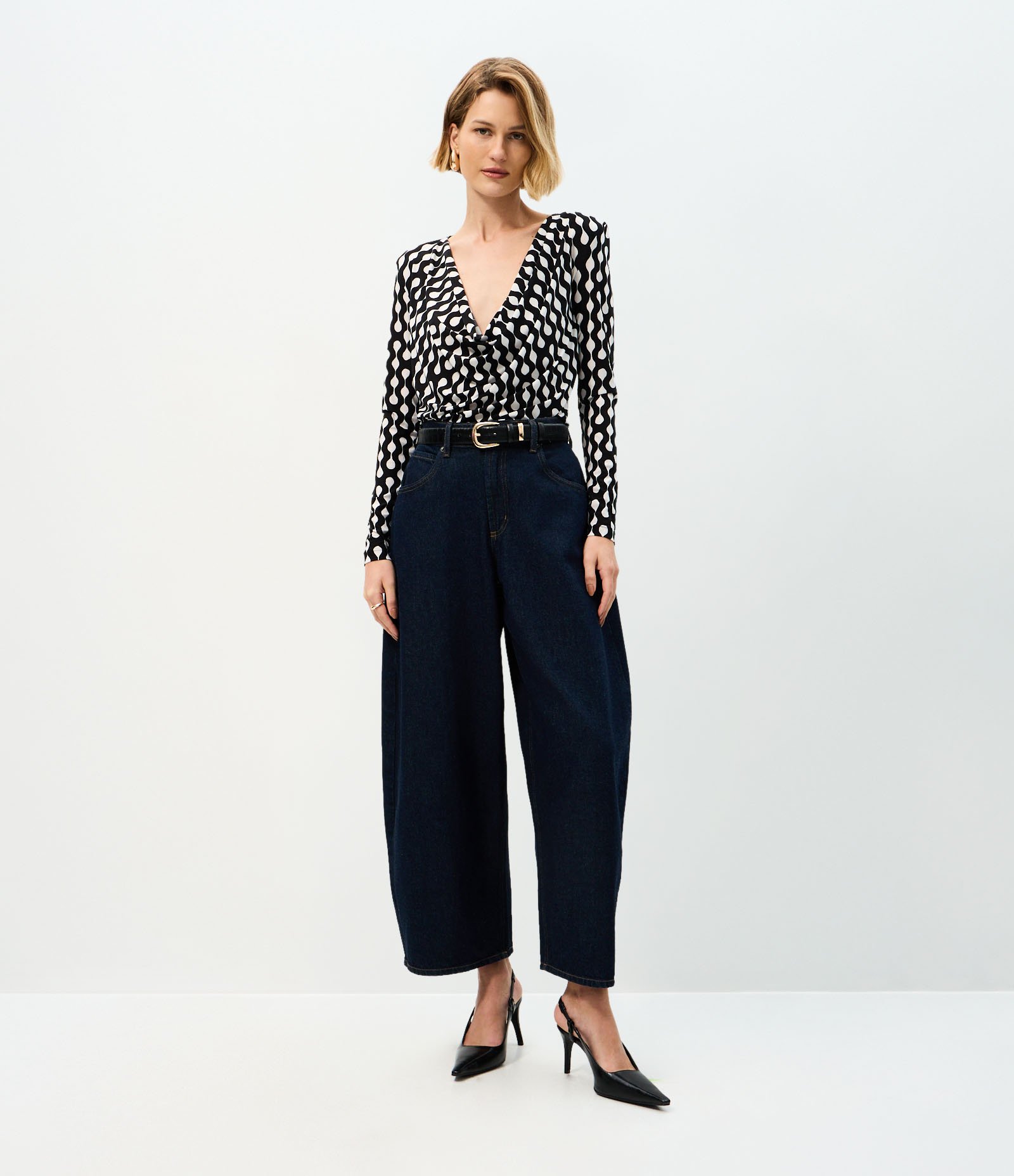 Blusa com Ombreiras e Estampa Ondulada Preto 2