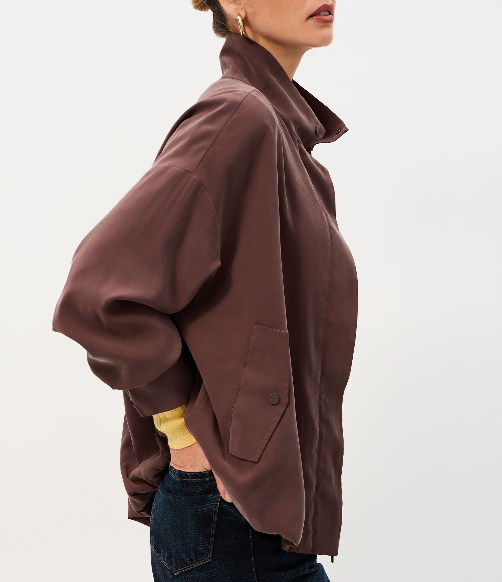 Jaqueta Oversized com Gola Alta e Bolsos Laterais Marrom 4