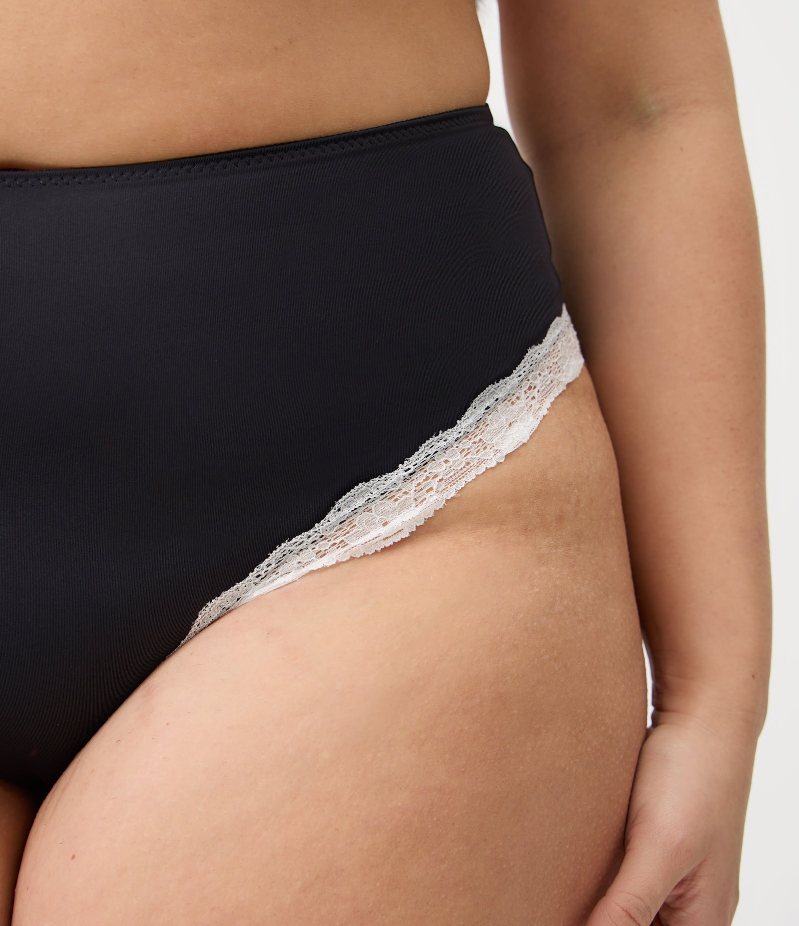 Calcinha Hot Pants com Renda Curve & Plus Size Preto 3