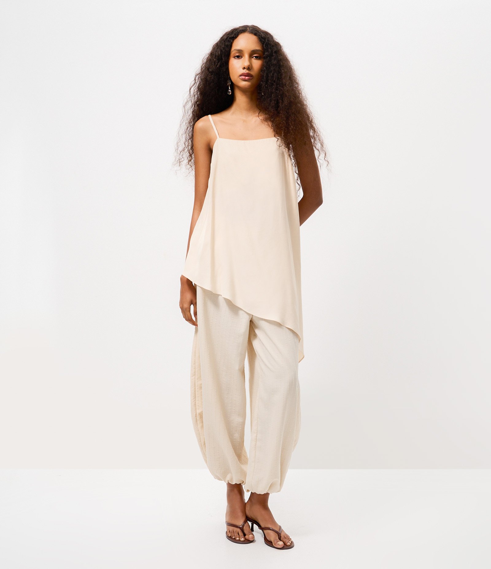 Blusa de Alcinha em Chiffon com Barra Assimétrica Bege 1