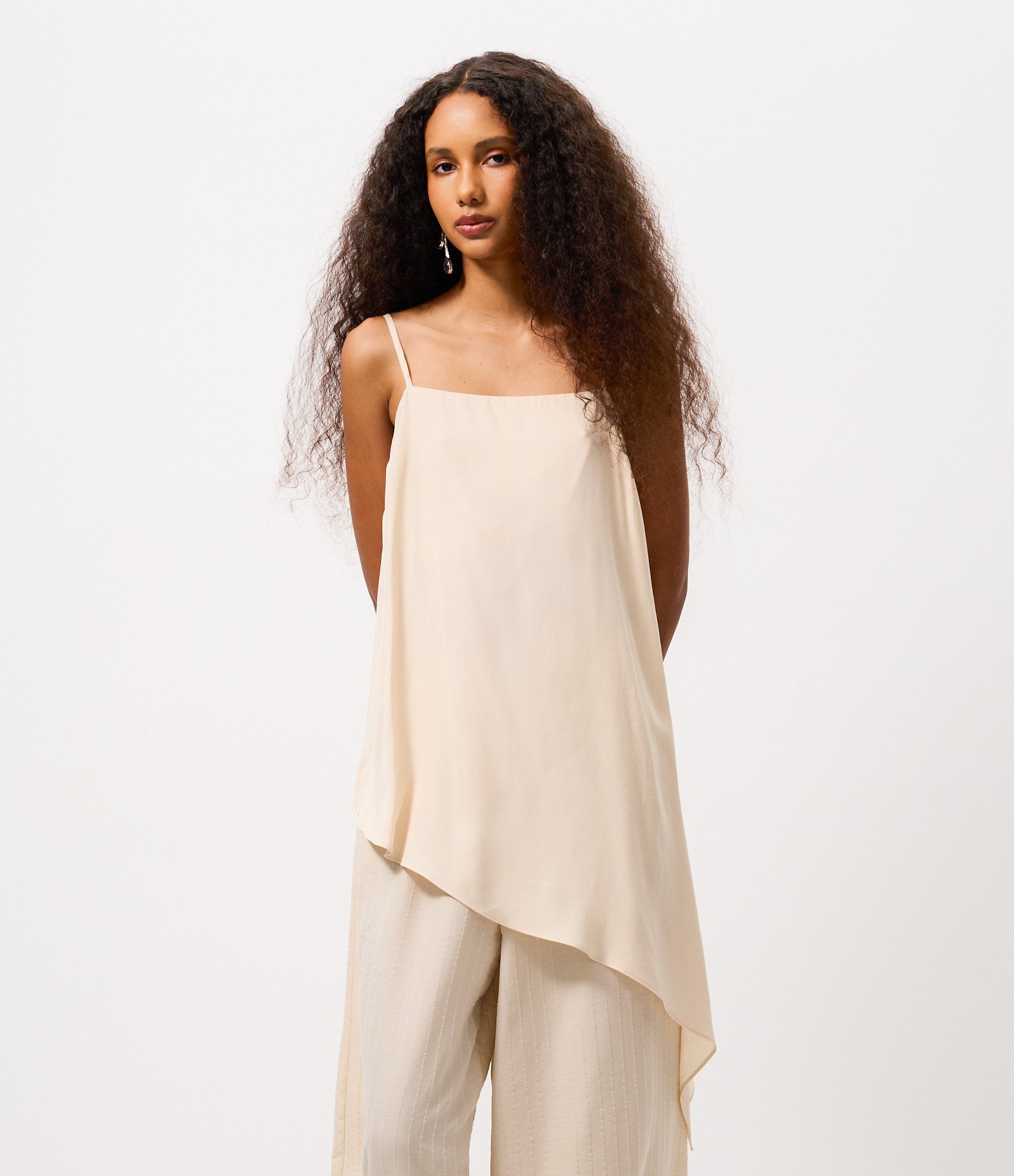 Blusa de Alcinha em Chiffon com Barra Assimétrica Bege 2