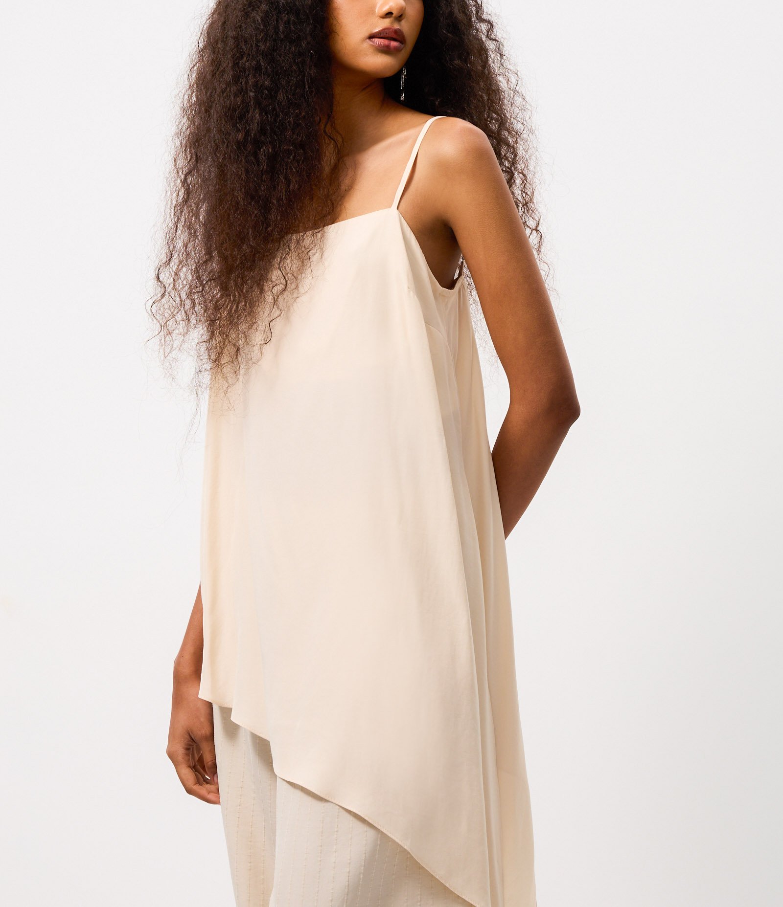 Blusa de Alcinha em Chiffon com Barra Assimétrica Bege 3