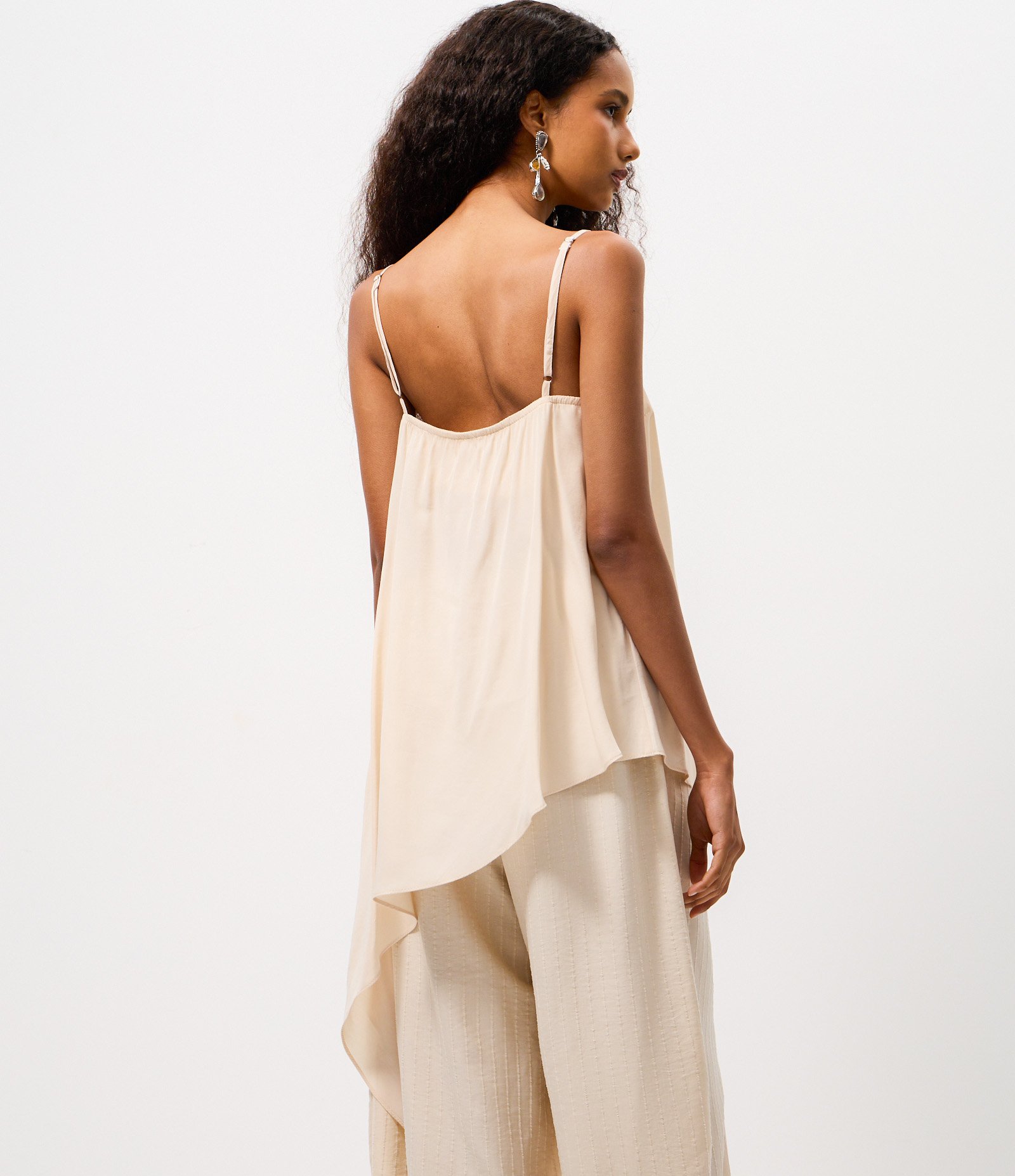 Blusa de Alcinha em Chiffon com Barra Assimétrica Bege 4
