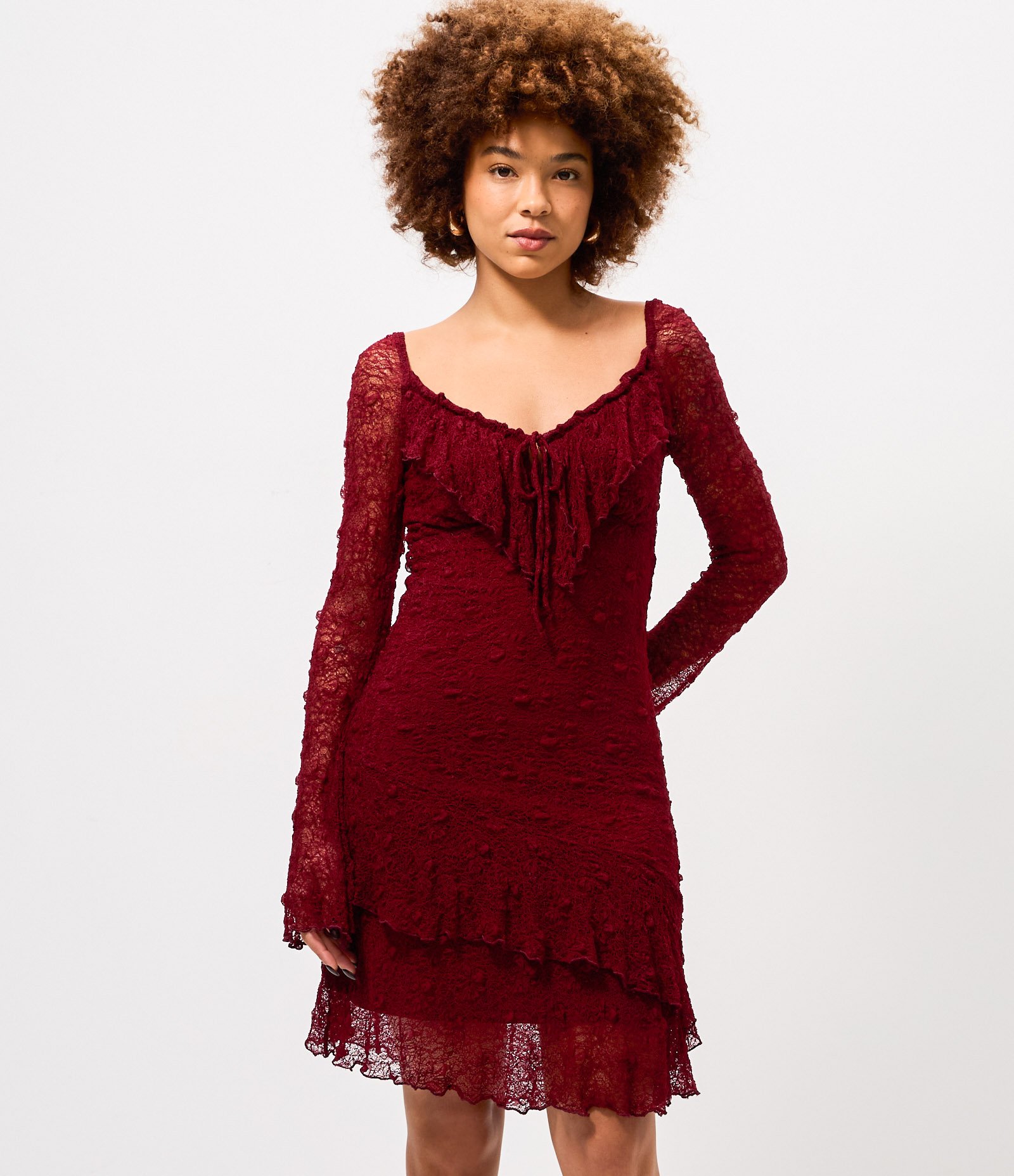 Vestido Curto em Renda com Manga Longa e Babados Bordô 2