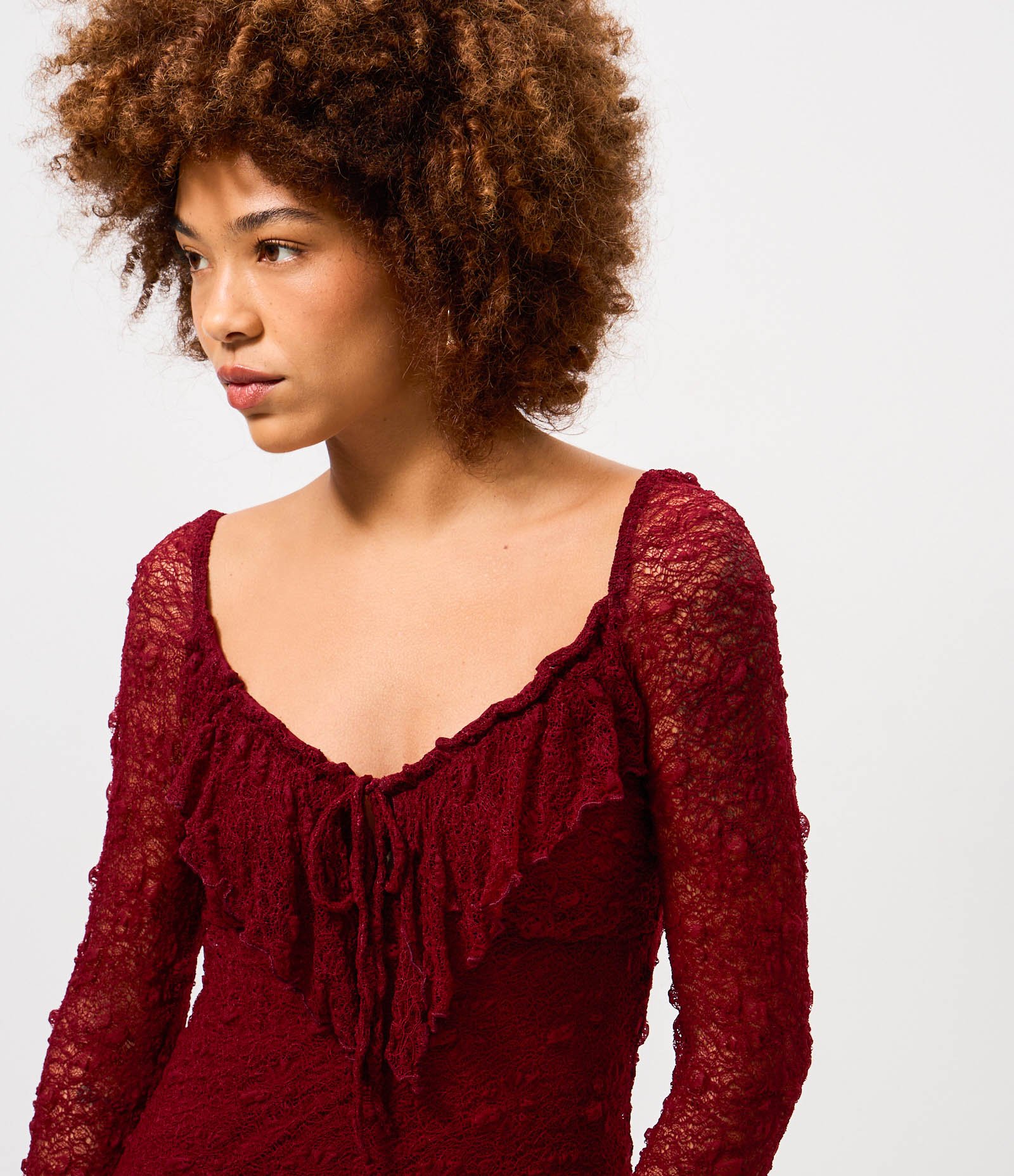 Vestido Curto em Renda com Manga Longa e Babados Bordô 3